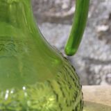 Pichet ancien vintage en verre moulé vert relief fleuri – décoration rétro
