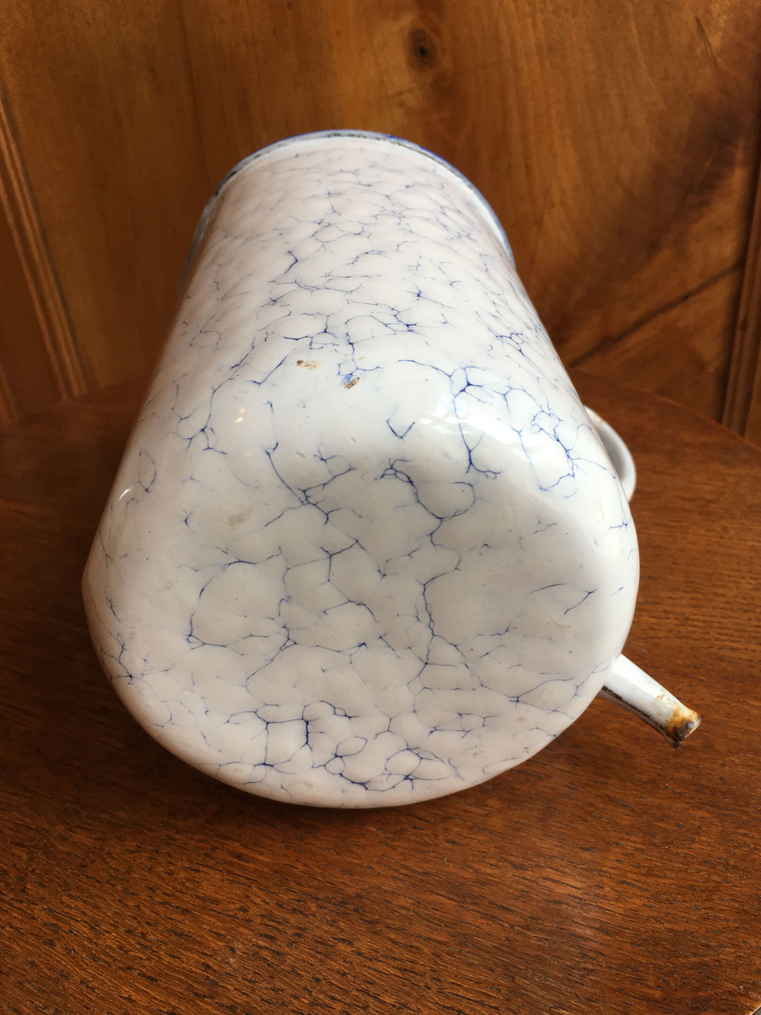 Fountain in old enamelled sheet metal