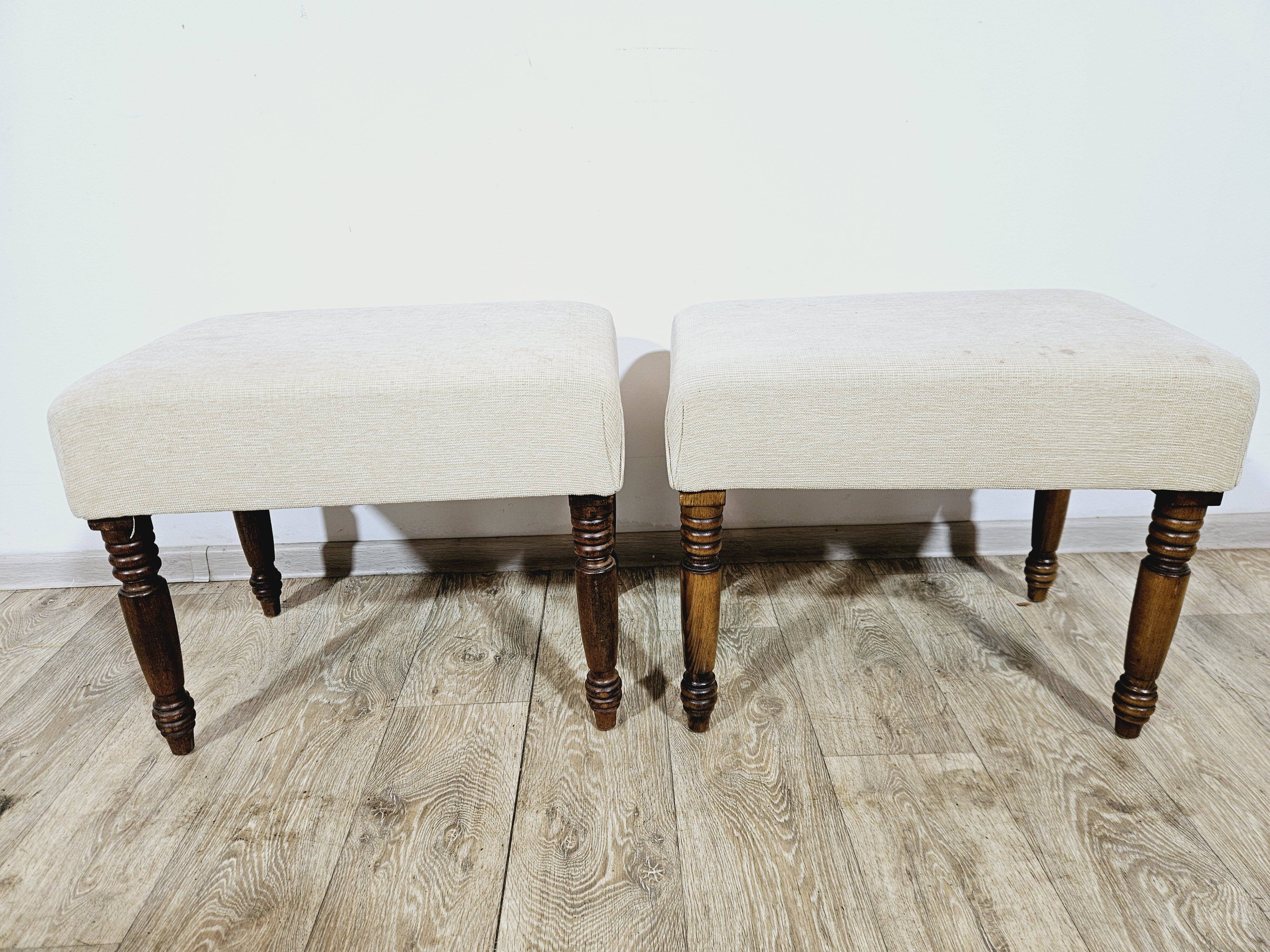 Paire de poufs/stools rembourrés anglais du 19ème siècle.