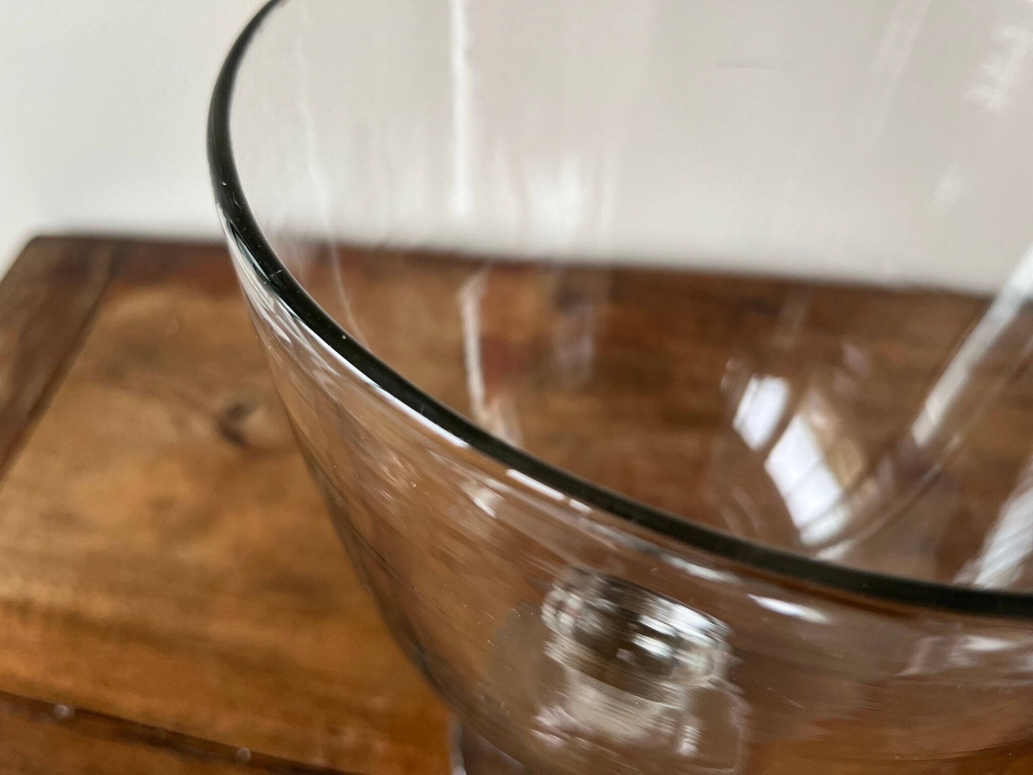 Coupe sur pied en verre épais