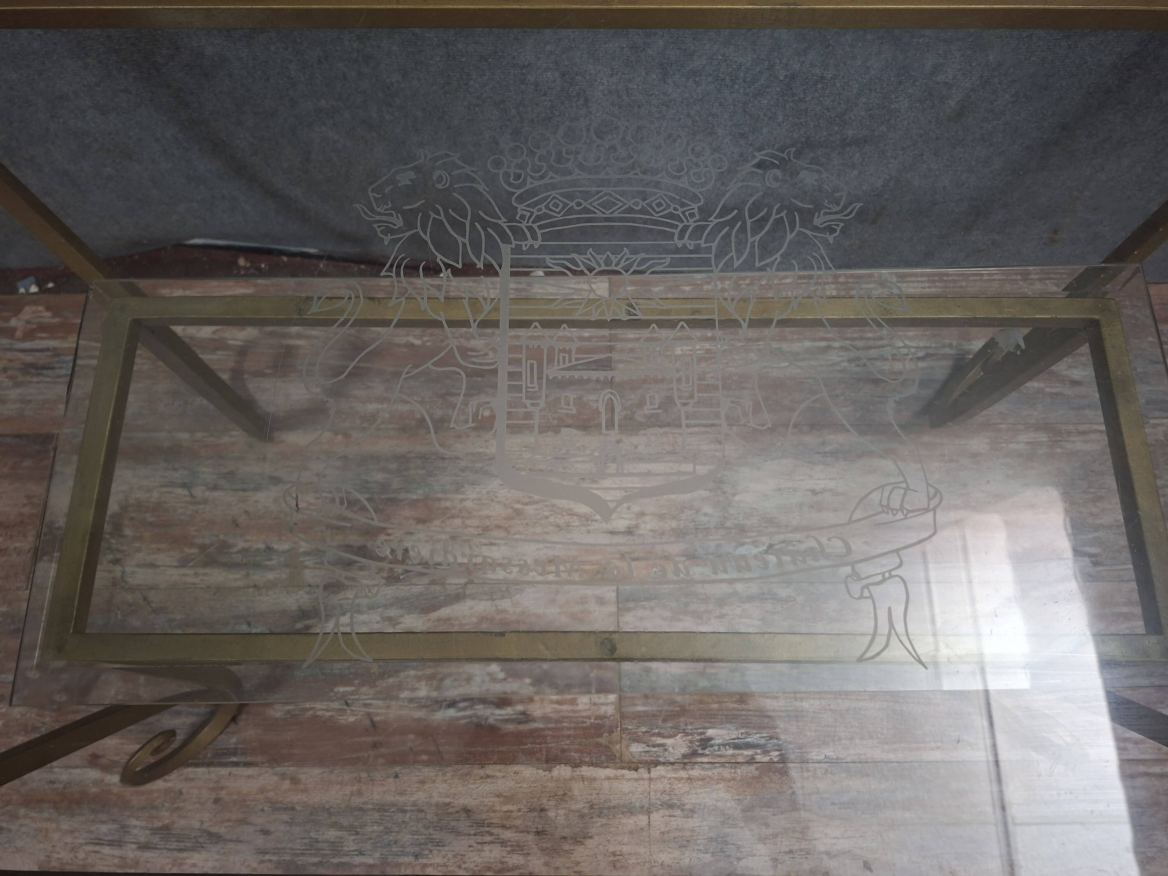 Table basse en laiton et verre gravé dans le goût de la Maison Jansen