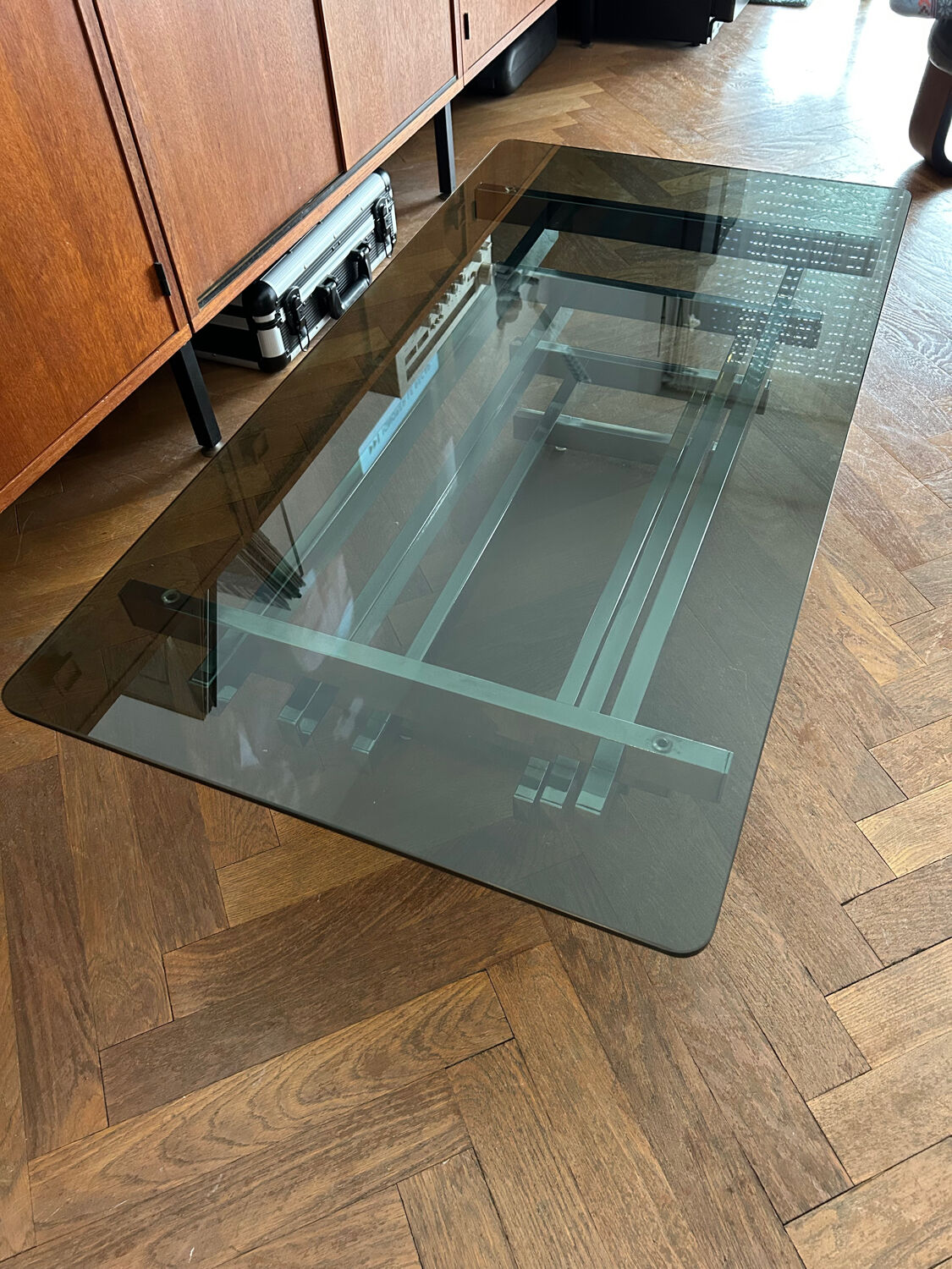 70s design coffee table in rectangular glass with chrome legs.