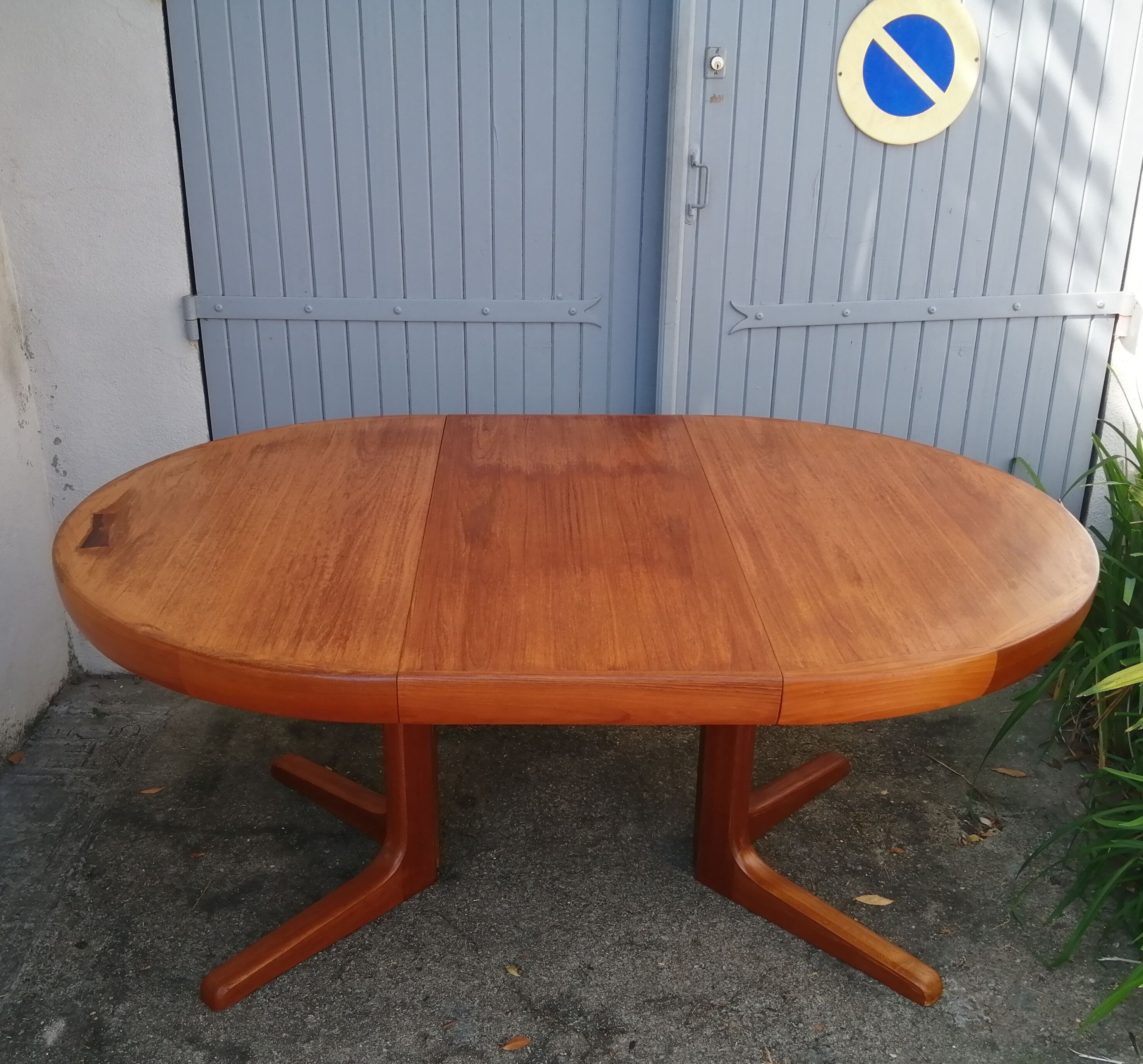 Danish teak dining table from the 1971s with extension cord