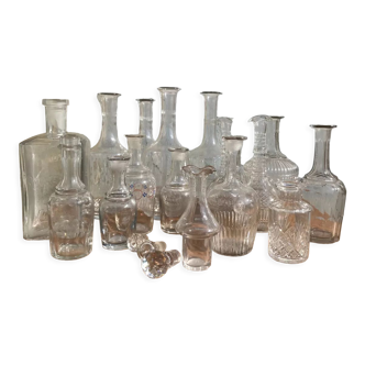 Lot de 13 carafes et flacons