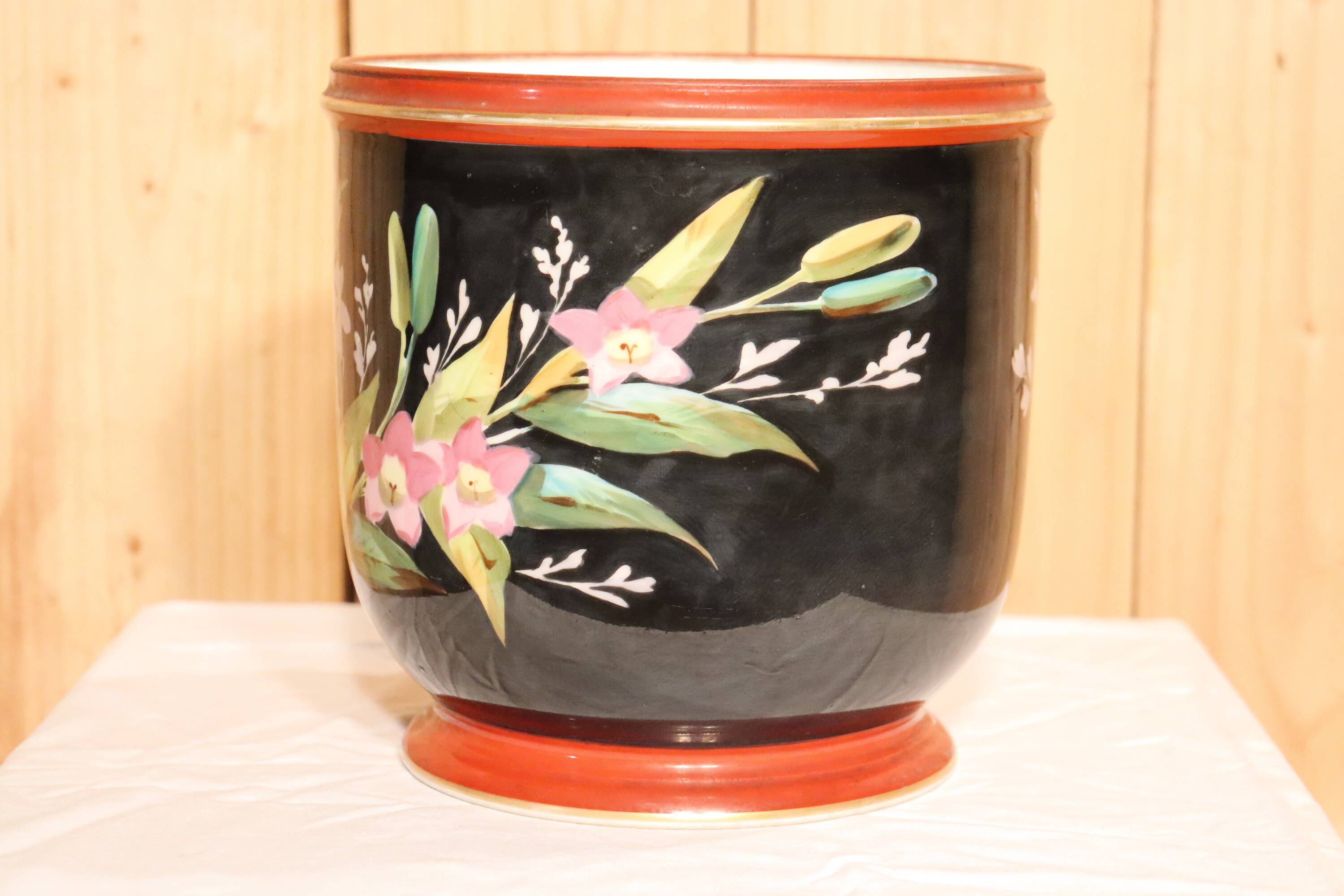 Paris porcelain jardinière decorated with birds and flowers, 19th century