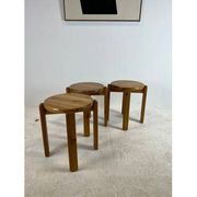 Trio de tabourets en pin massif, années 70
