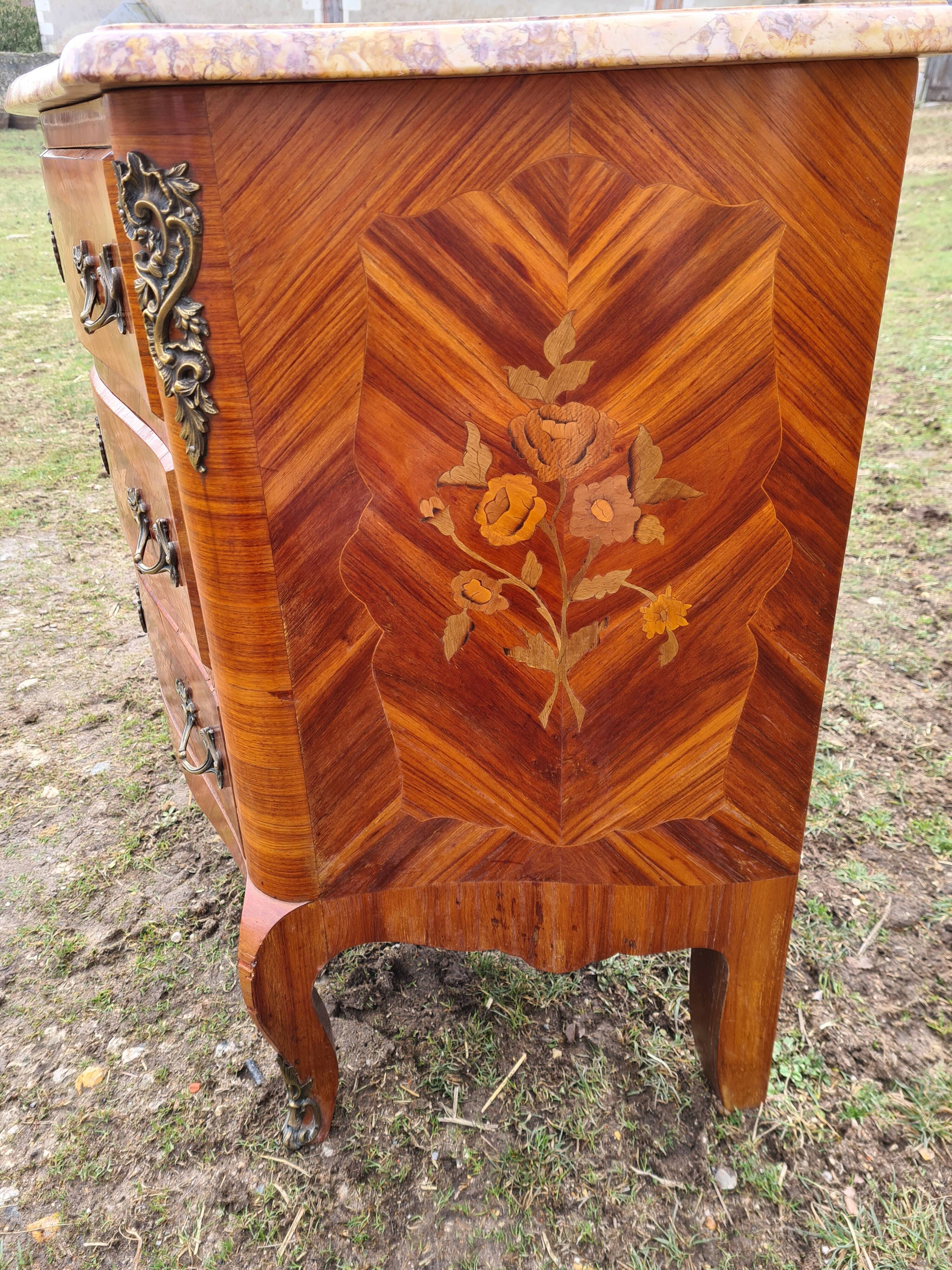 Commode en marbre et marqueterie
