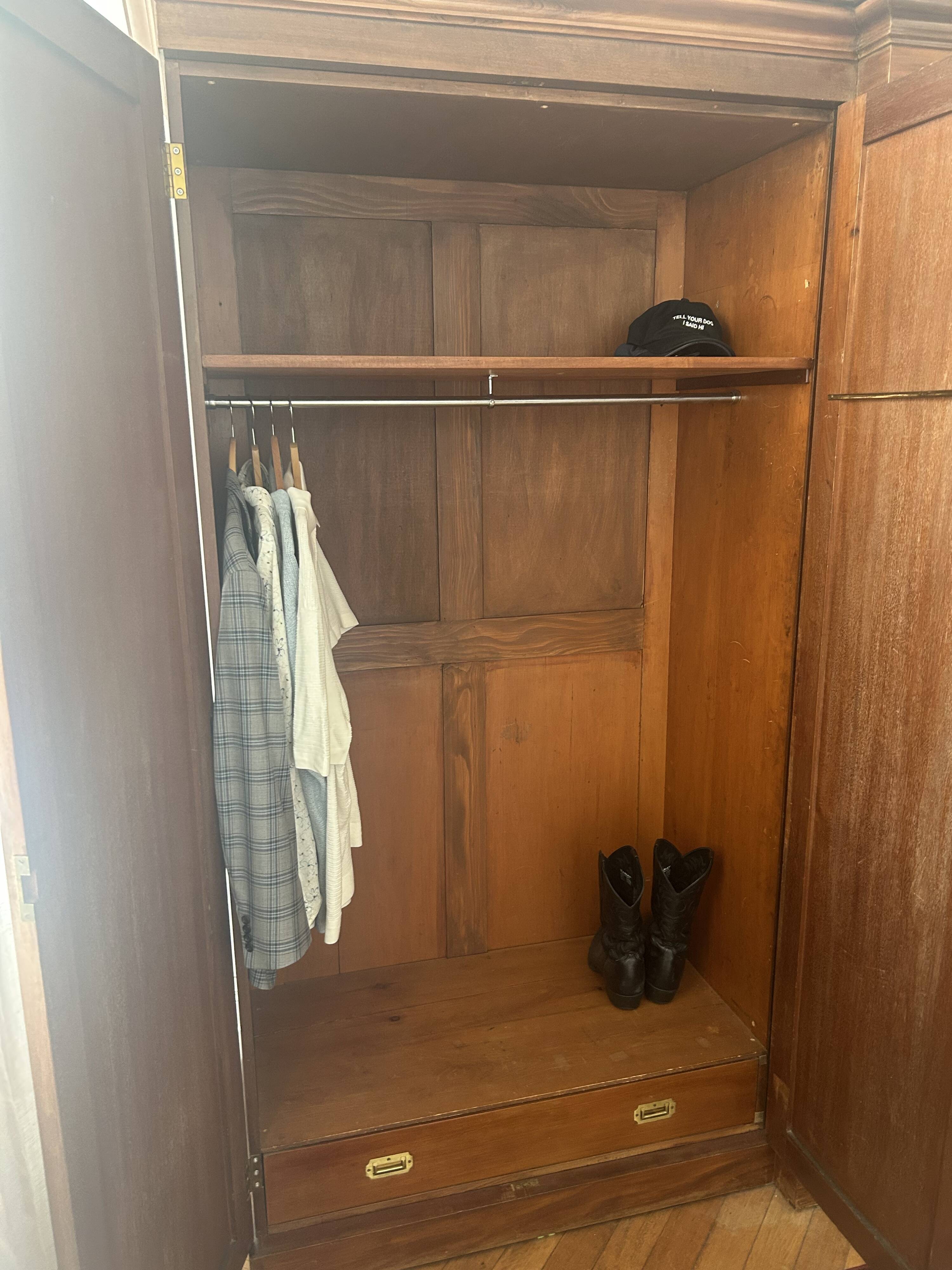 Armoire de style Louis-Philippe en bois de cerisier massif