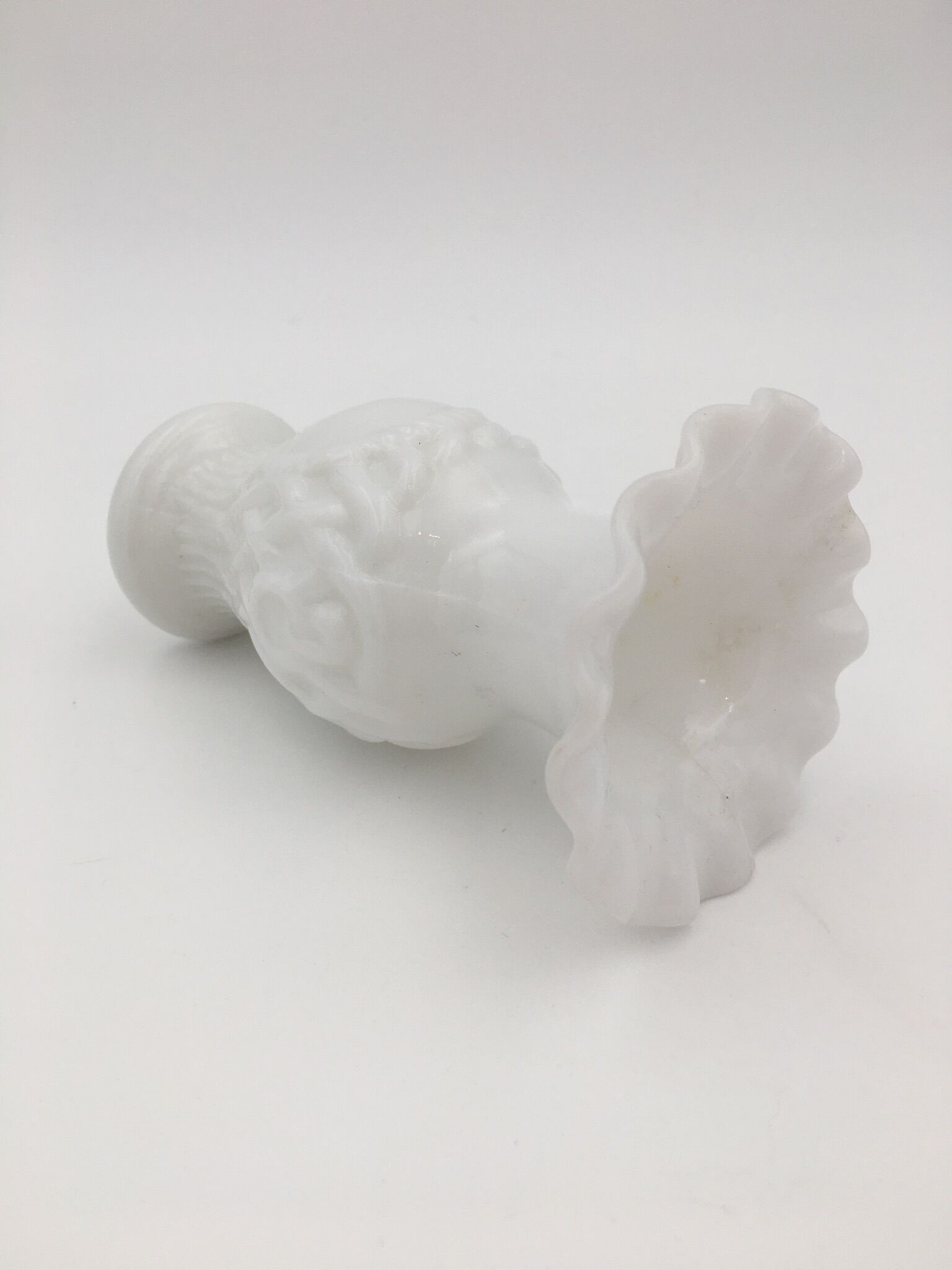Vase ancien en opaline de foire, blanc, col corolle et décor médaillon 1900
