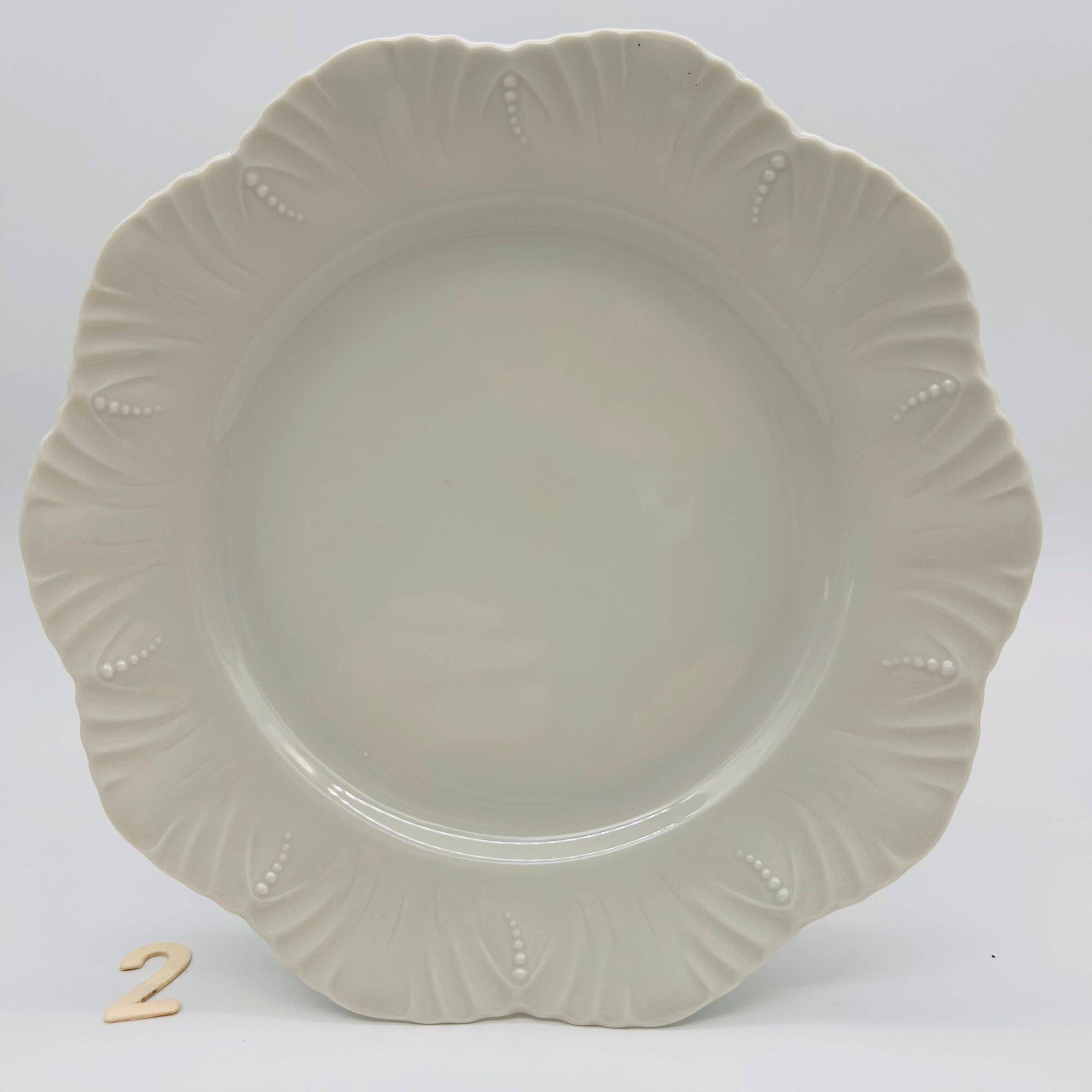 6 flat plates made of Limoges porcelain.