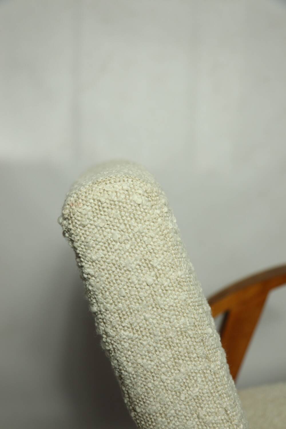 Fauteuil en bois et tissu bouclette beige clair restauré, design Puchala 1970