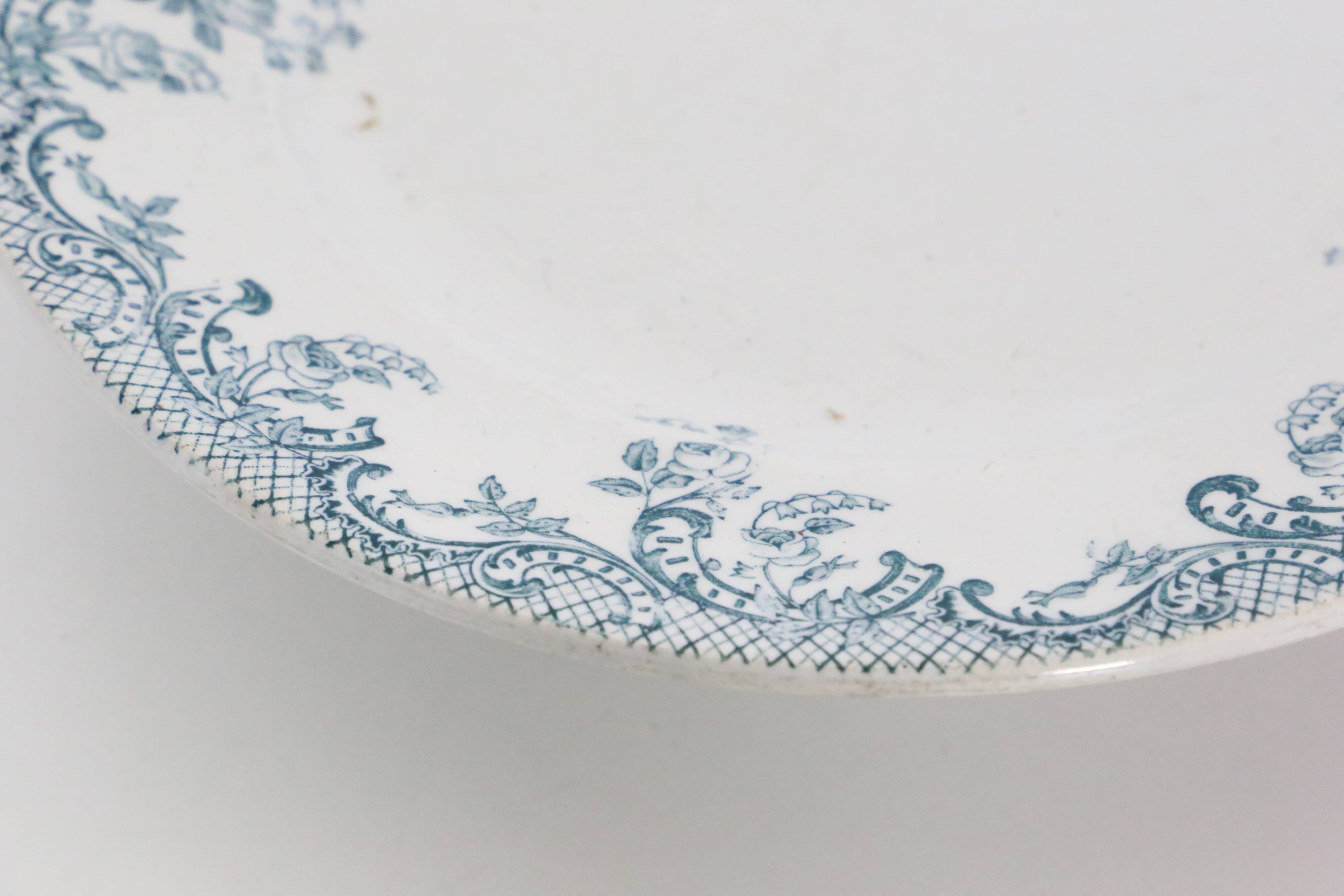 Plat sur piédouche, terre de fer, modèle Rocaille de Orchies, manufacture française