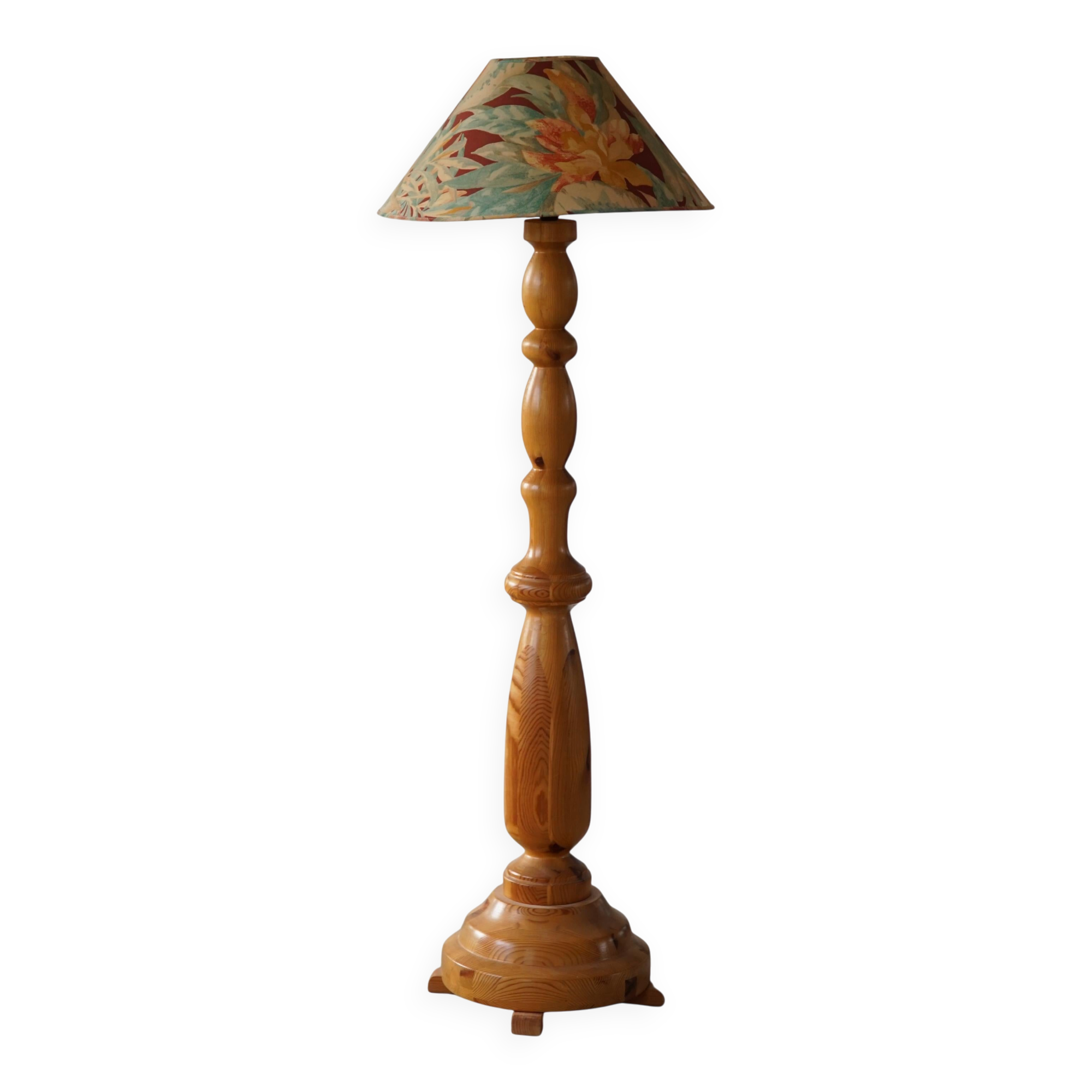 Mid-century sculptural Scandinavian floor lamp in solid pine, 1970.
