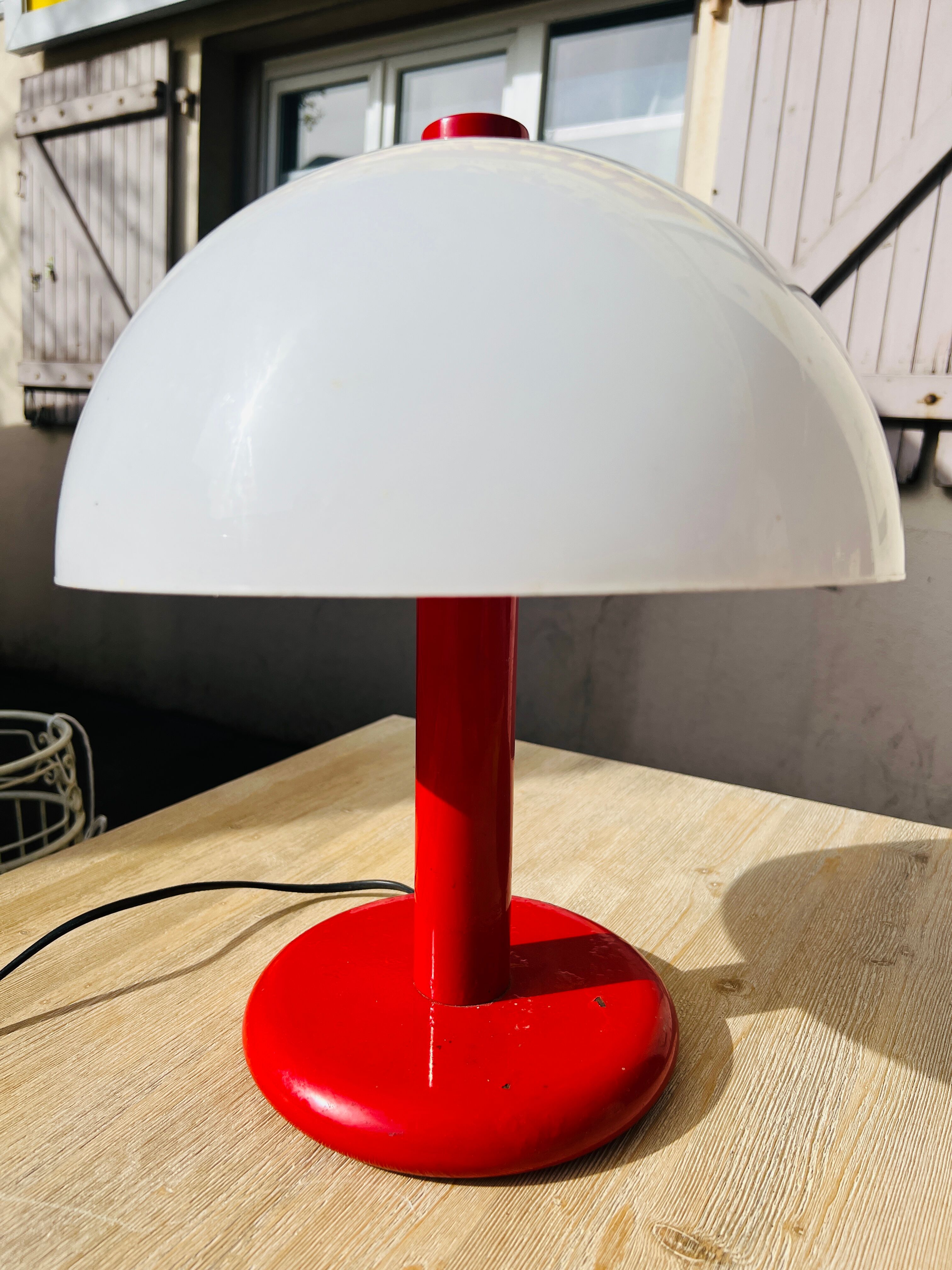 Lampe de bureau en métal laqué