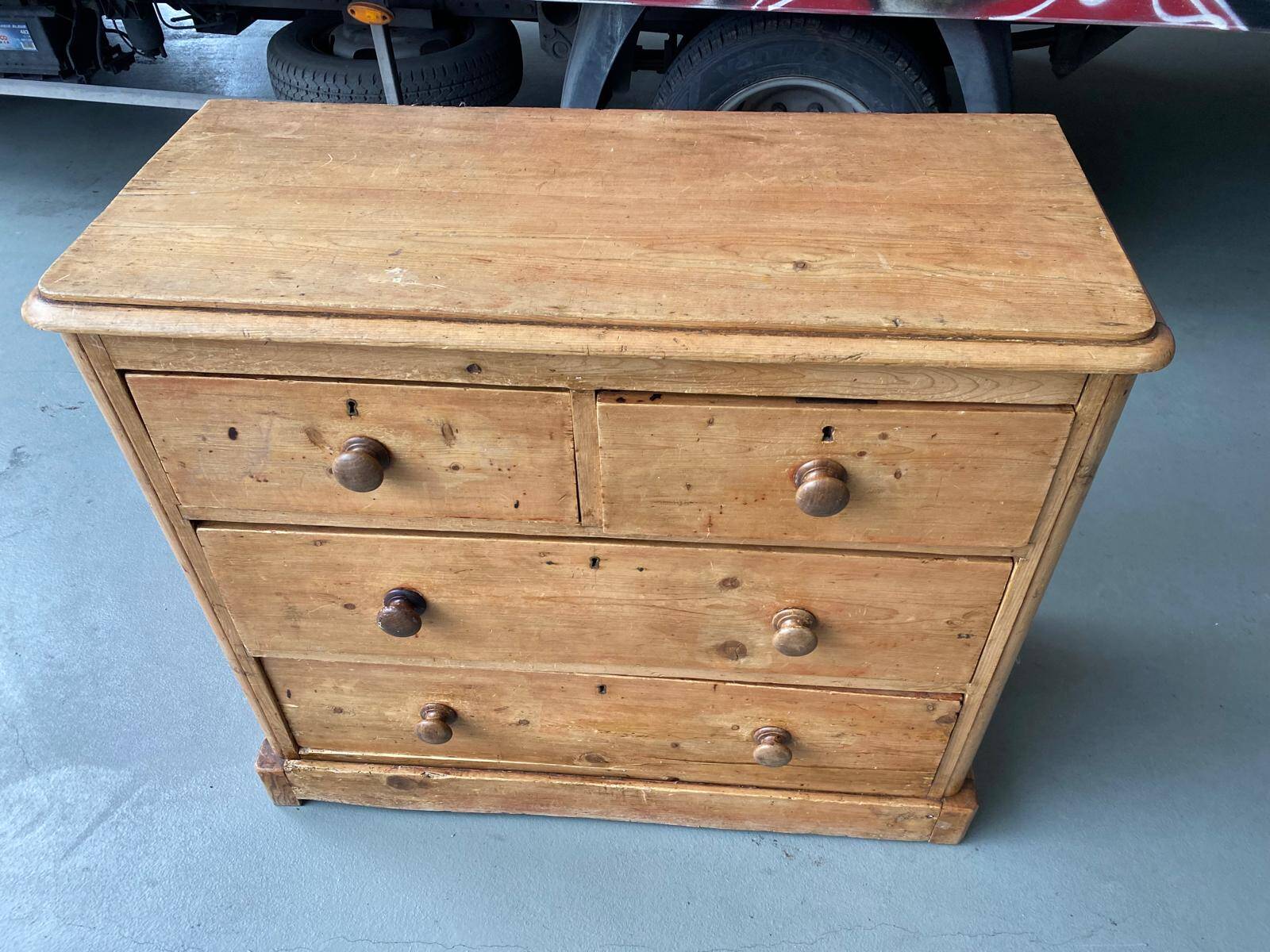 English order in fine pine, 19th century, 4 drawers.