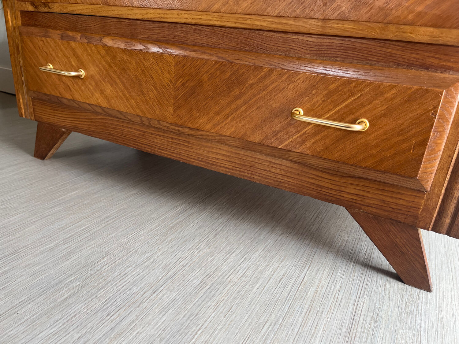 Vintage commode with tapered legs