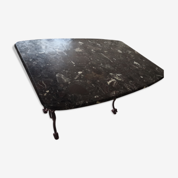 Table bistrot marbre marron bordeaux piètement en fonte