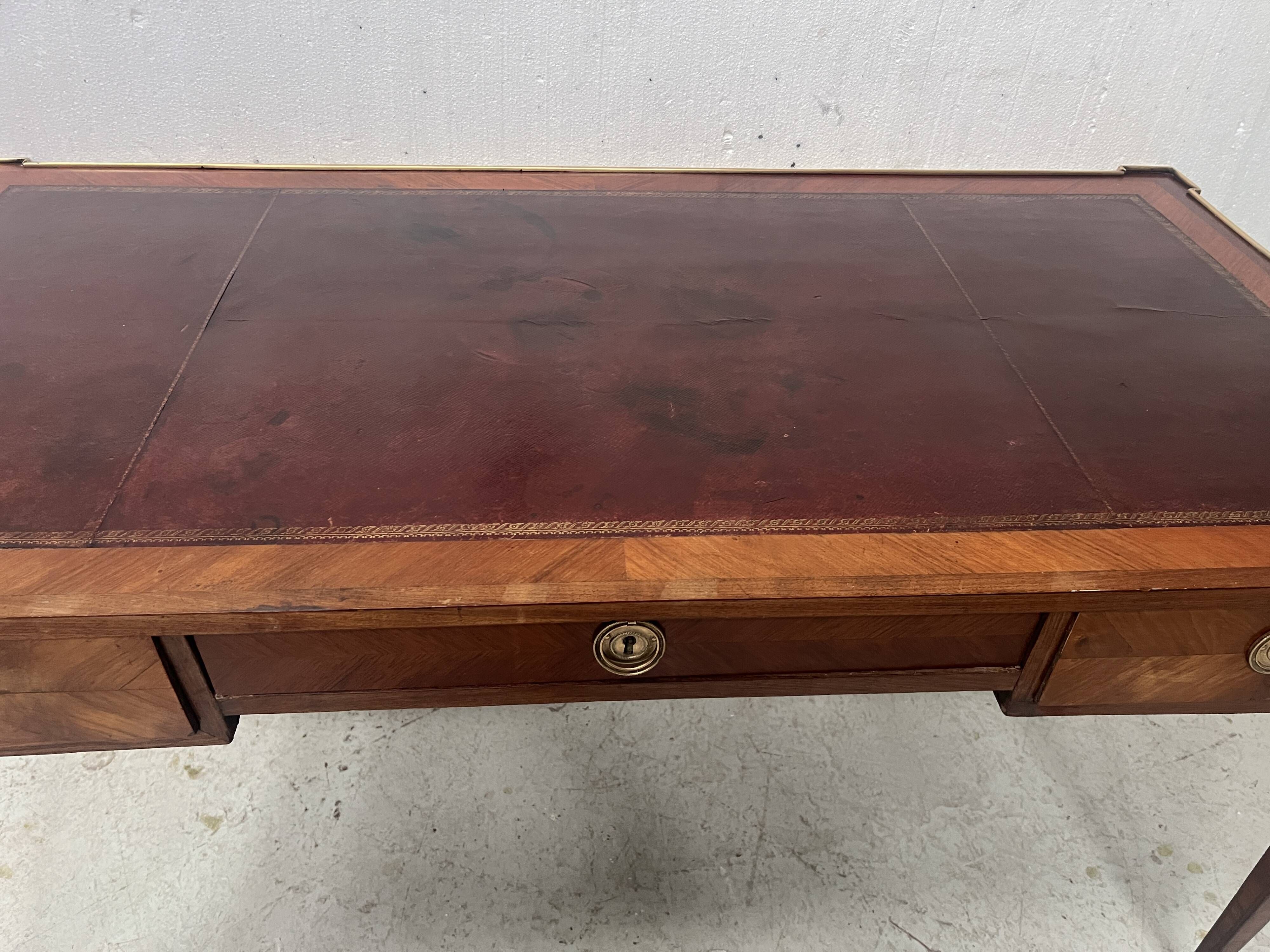Louis XVI flat desk in mahogany veneer and rosewood, 18th century.