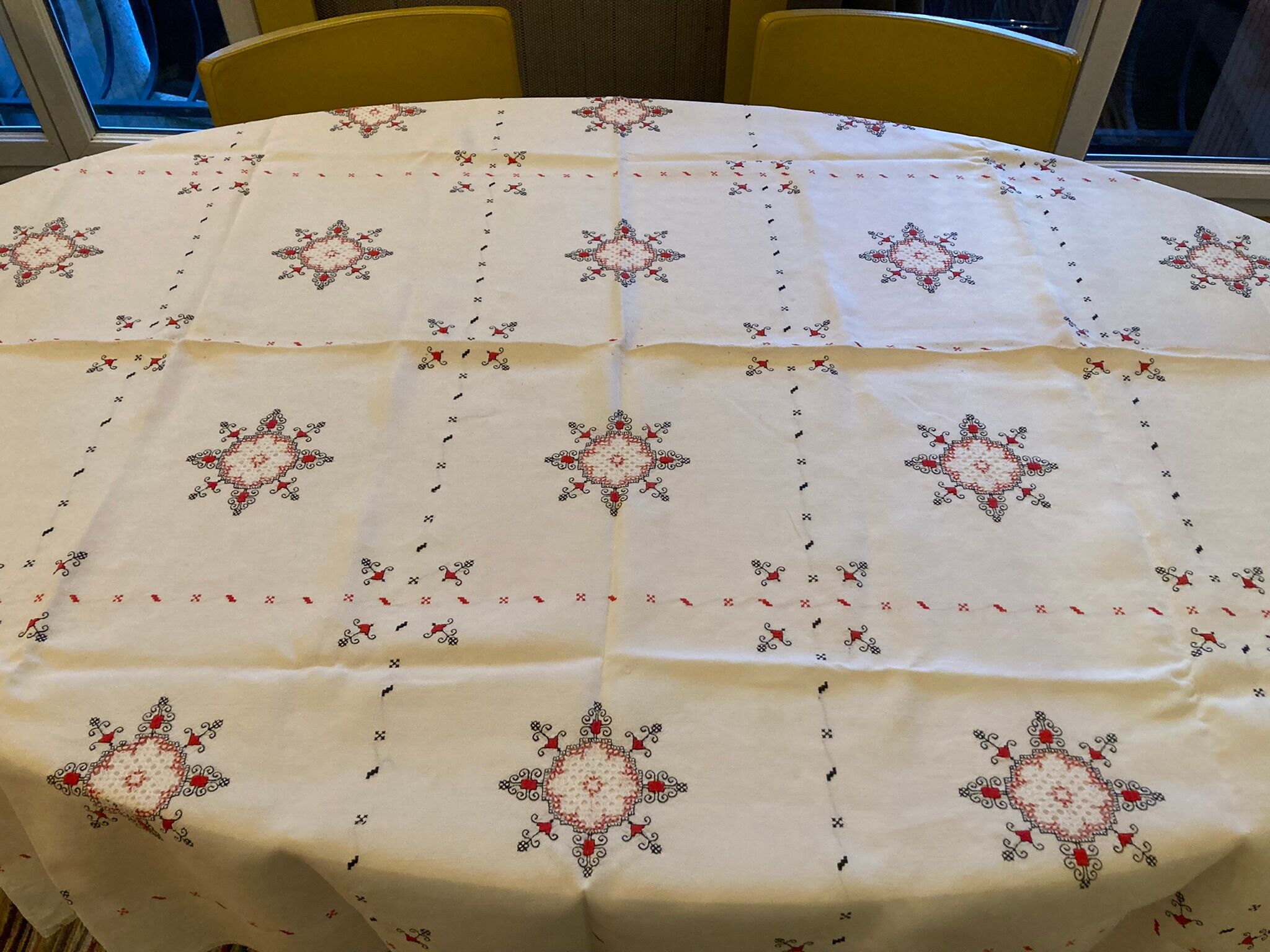 Set tablecloth and 6 matching towels, embroidered, origin Brazil
