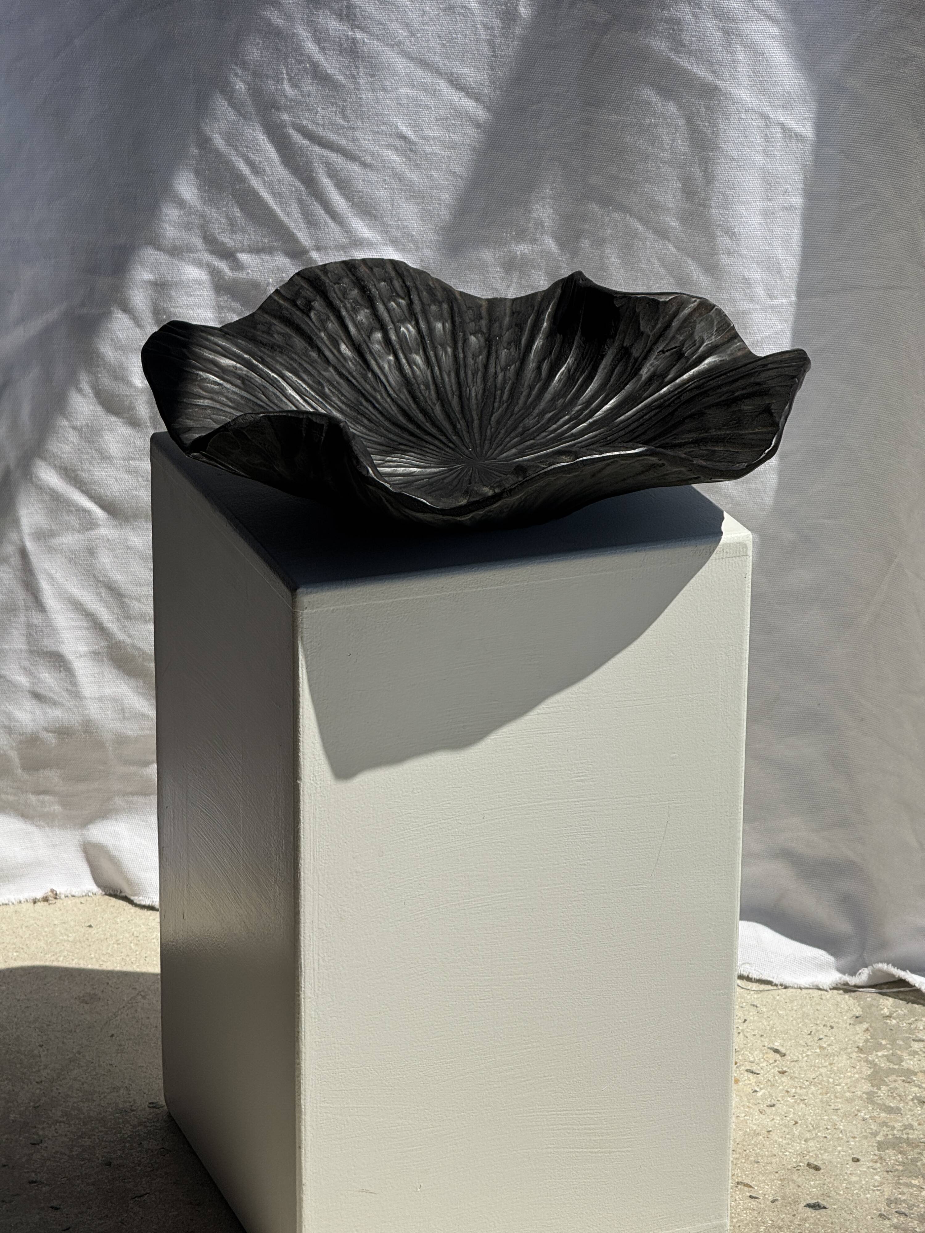 Coupe en teck noircie en forme de feuille ou fleur monoxyle H10 D41