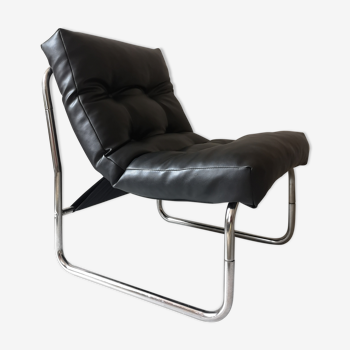 Fauteuil chauffeuse année 60 en cuir noir skaï