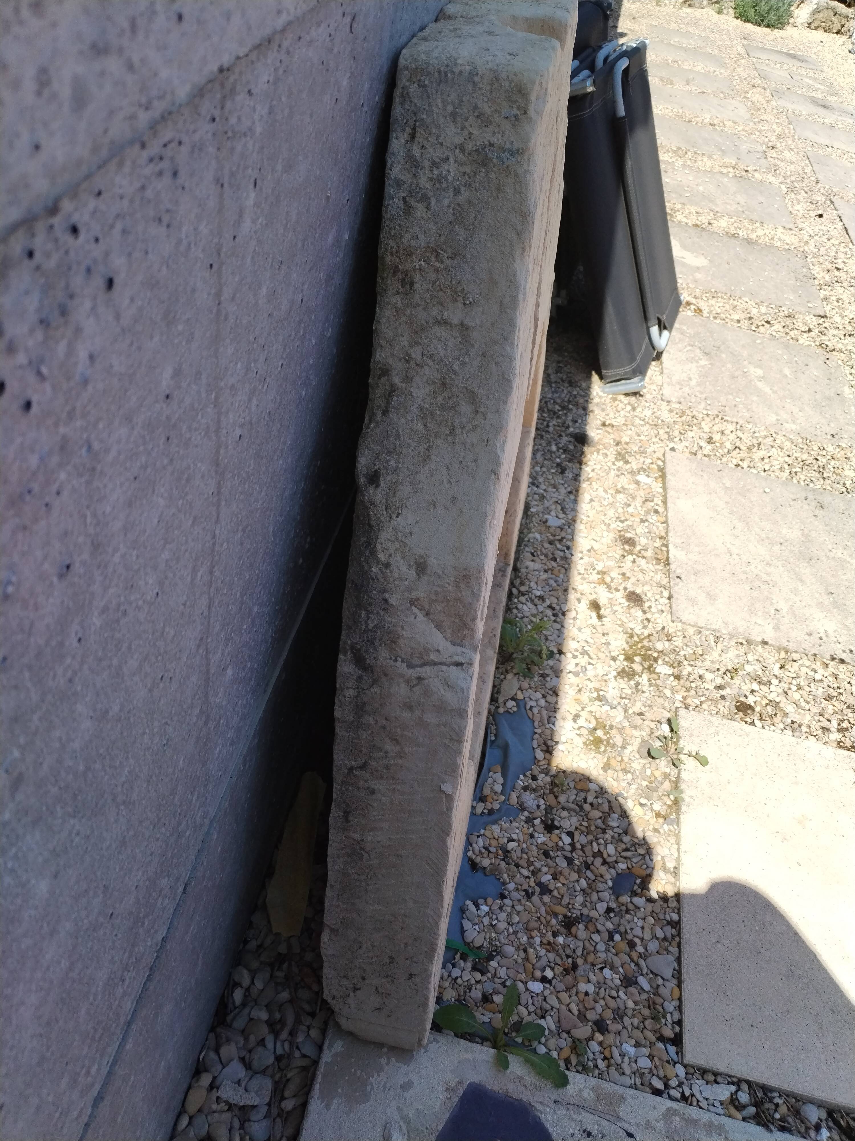 Evier en pierre taillée, datant du XVIIIe siècle