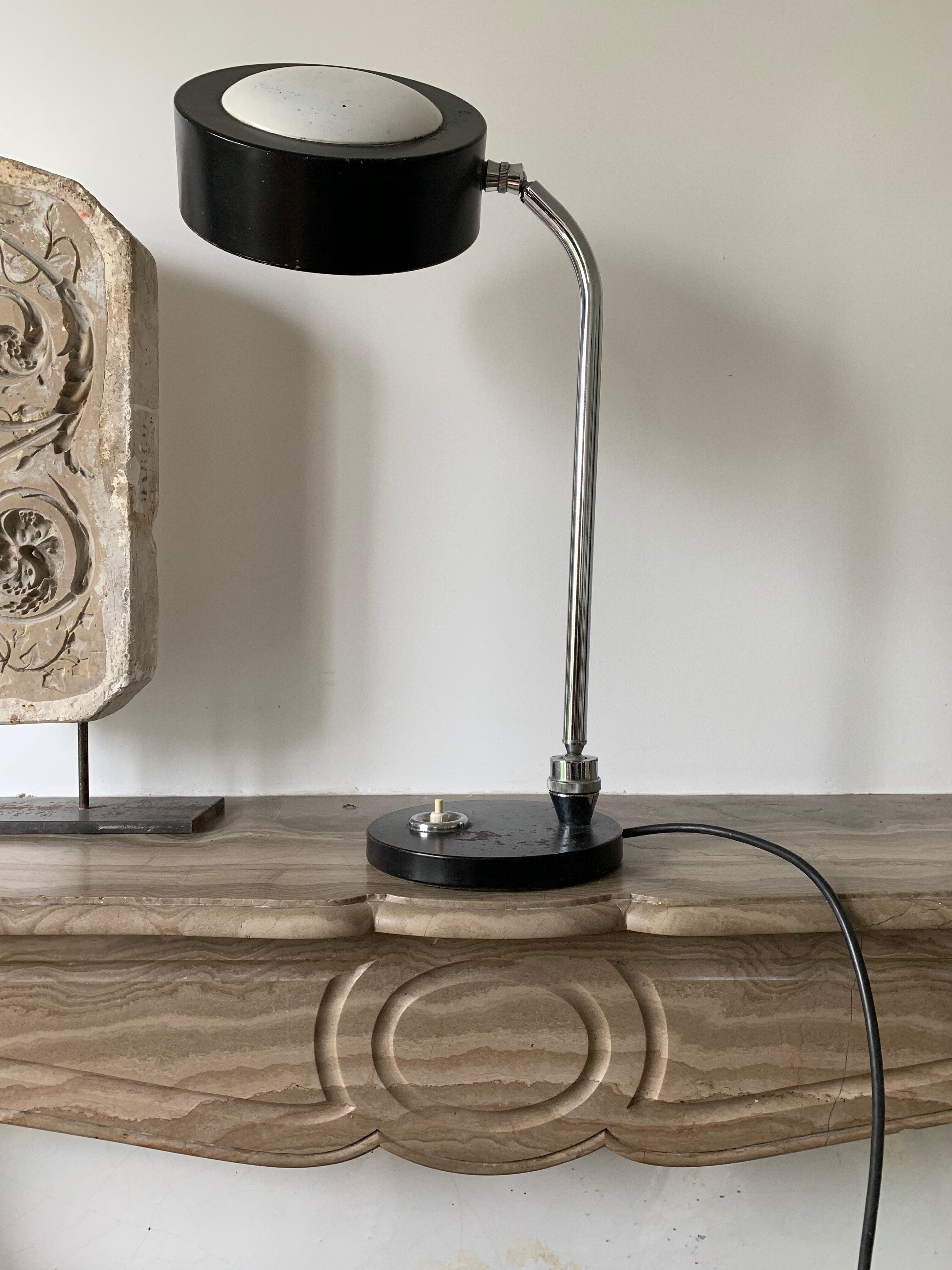 Black and white Jumo lamp