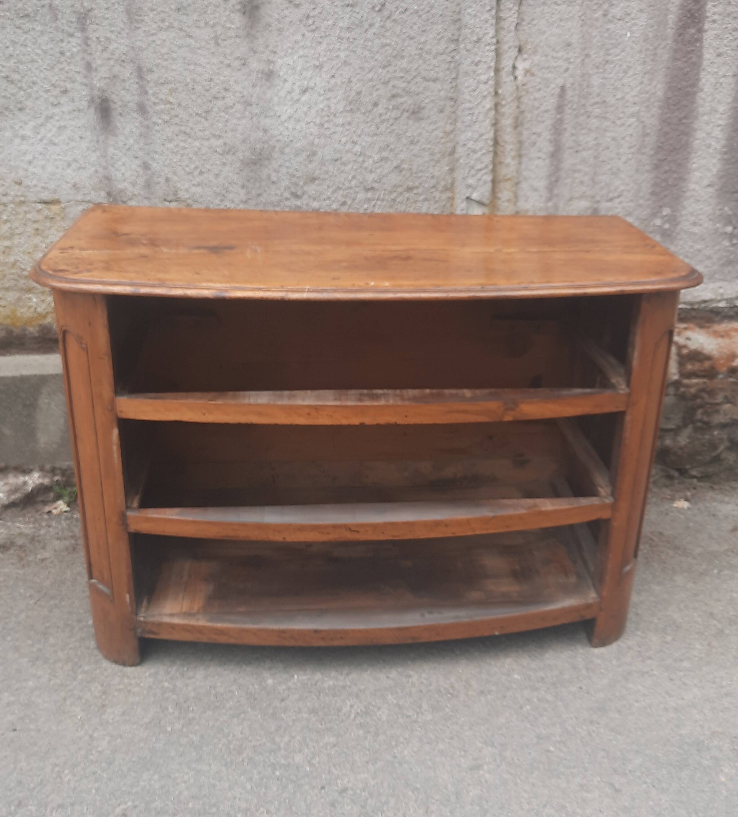 Commode en noyer massif, XVIIIème s.