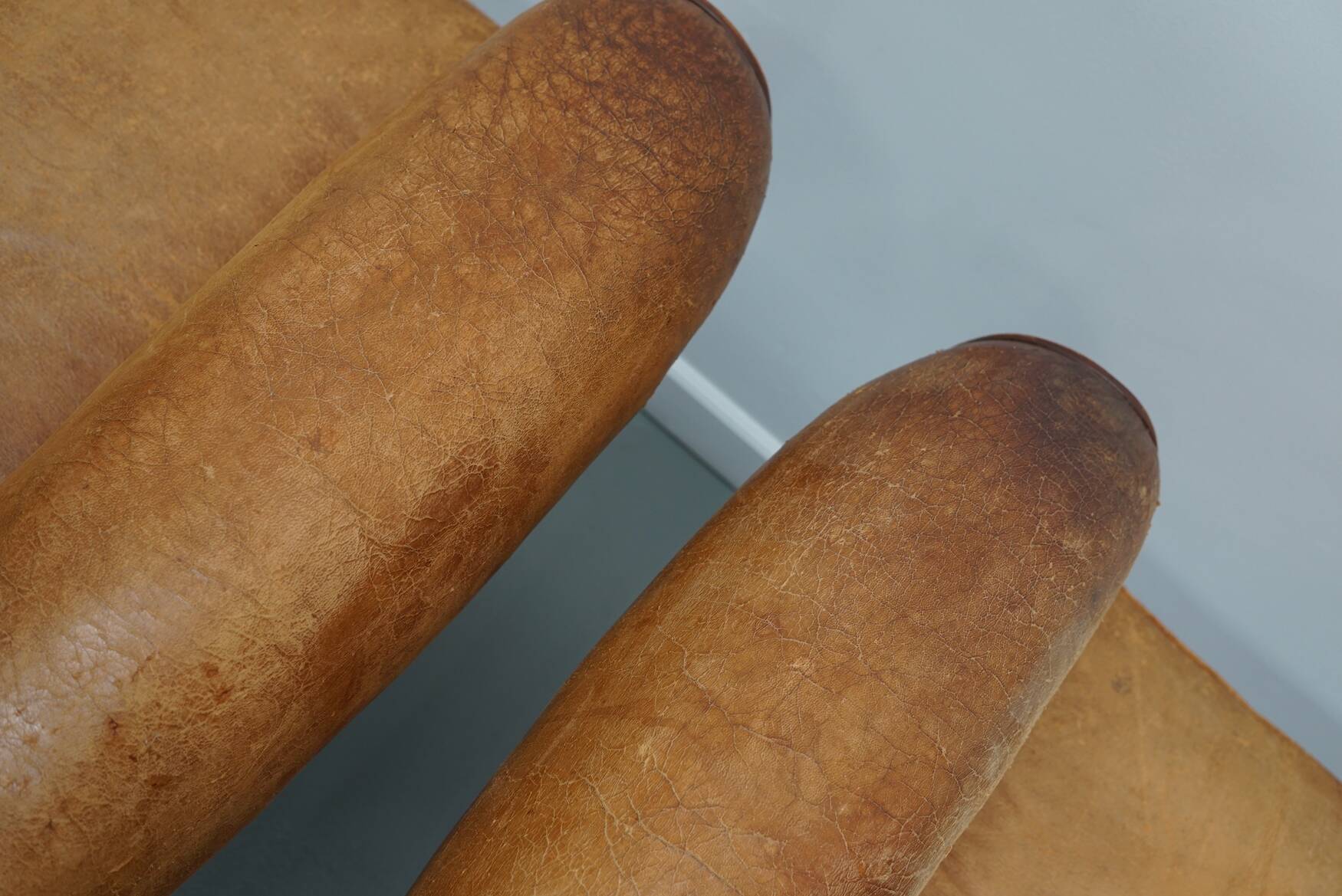 Paire de fauteuils club vintage en cuir cognac français, lot de 2