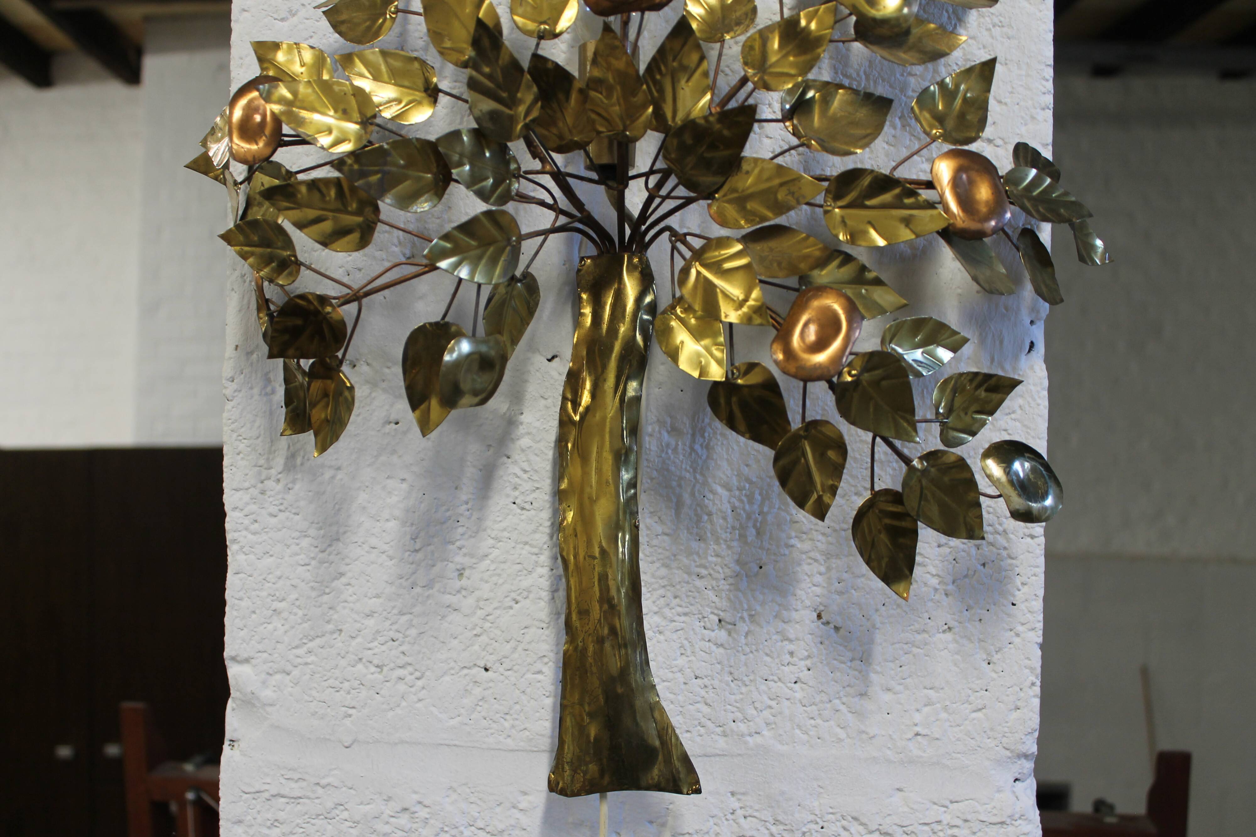 Metal tree-shaped wall applied