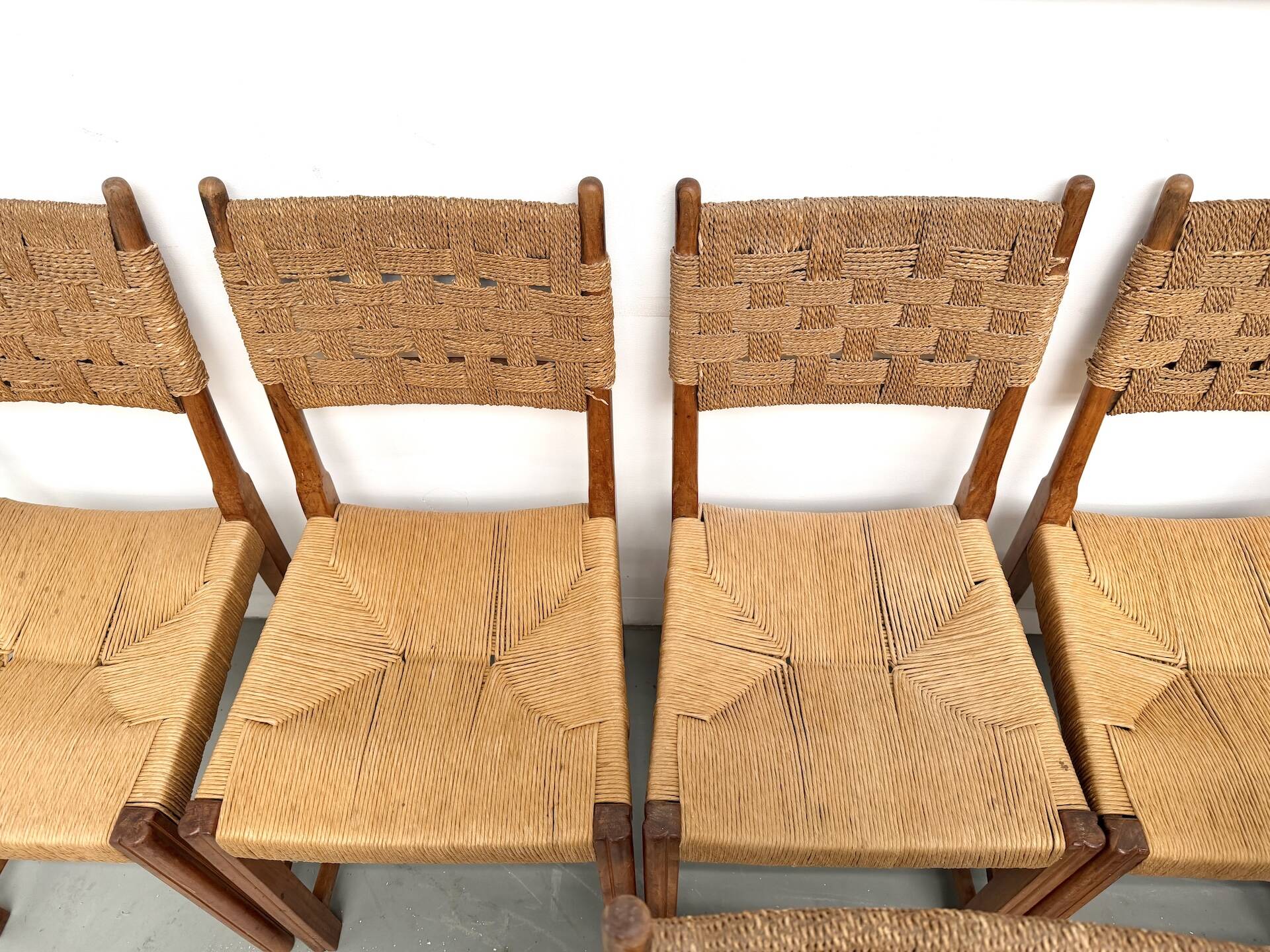 Série de dix chaises en orme massif tressées main, France circa 1965
