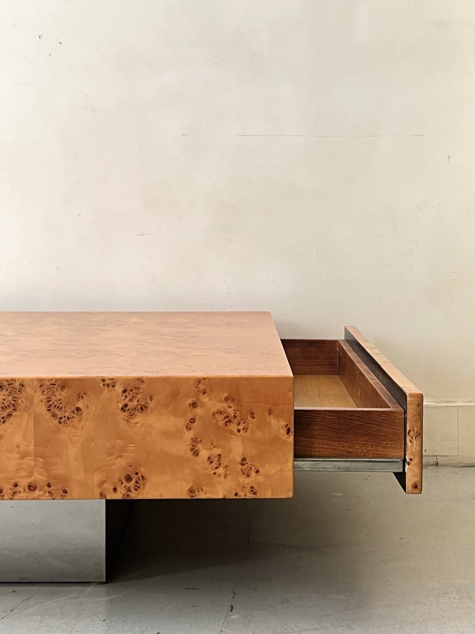 Coffee table with elm burl, integrated drawers, Mahey for Roche Bobois 1970.