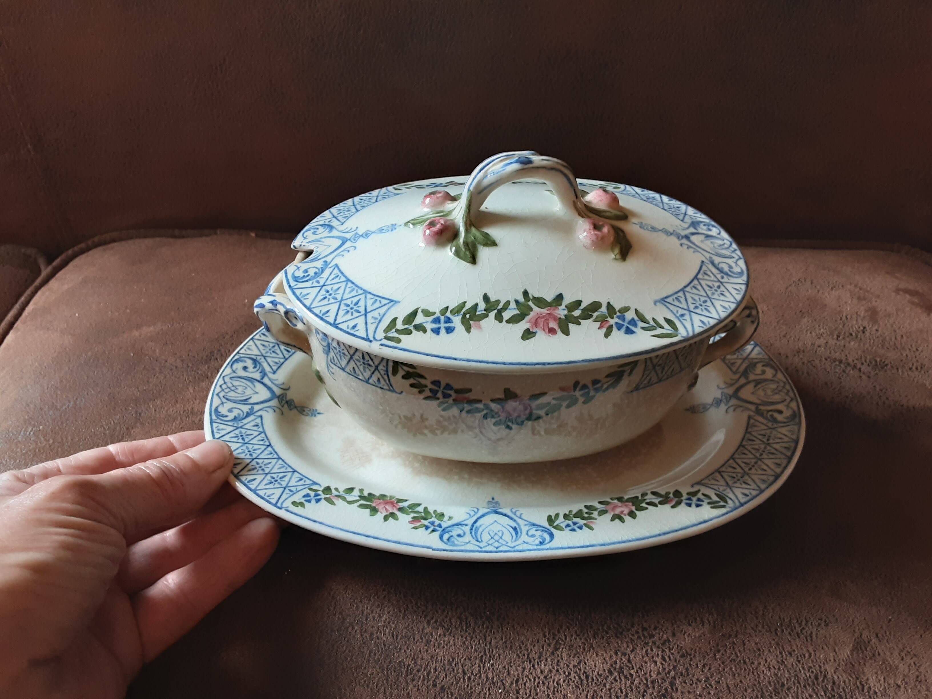 Old Tournay sauce boat. Creil and Montereau