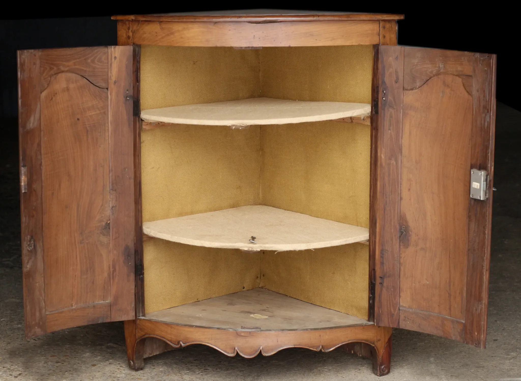 Splendid walnut corner cabinet from the early 19th century. A magnificent patina.