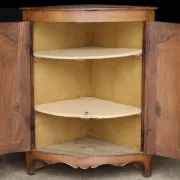 Splendid walnut corner cabinet from the early 19th century. A magnificent patina.