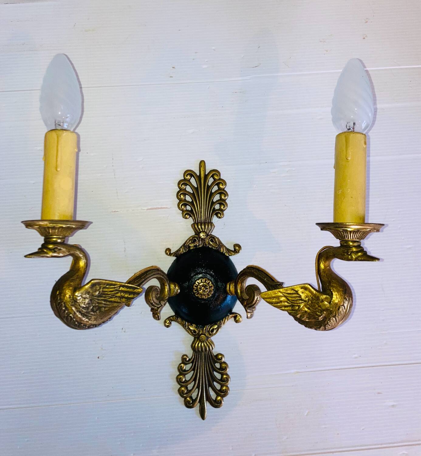Empire bronze sconces with decorations of swans, palmettes and acanthus leaves