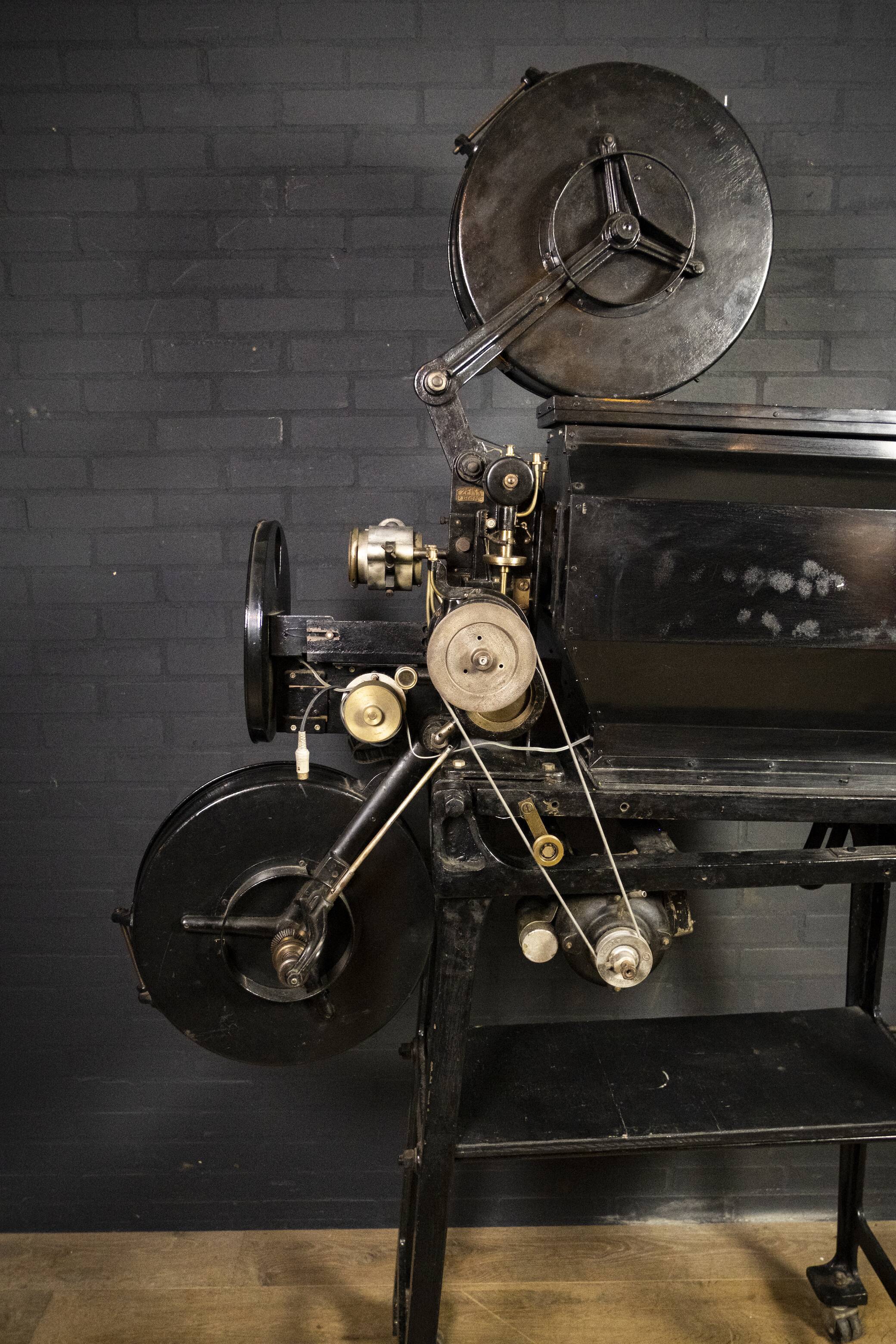 Antique cinema/theatre Film projector
