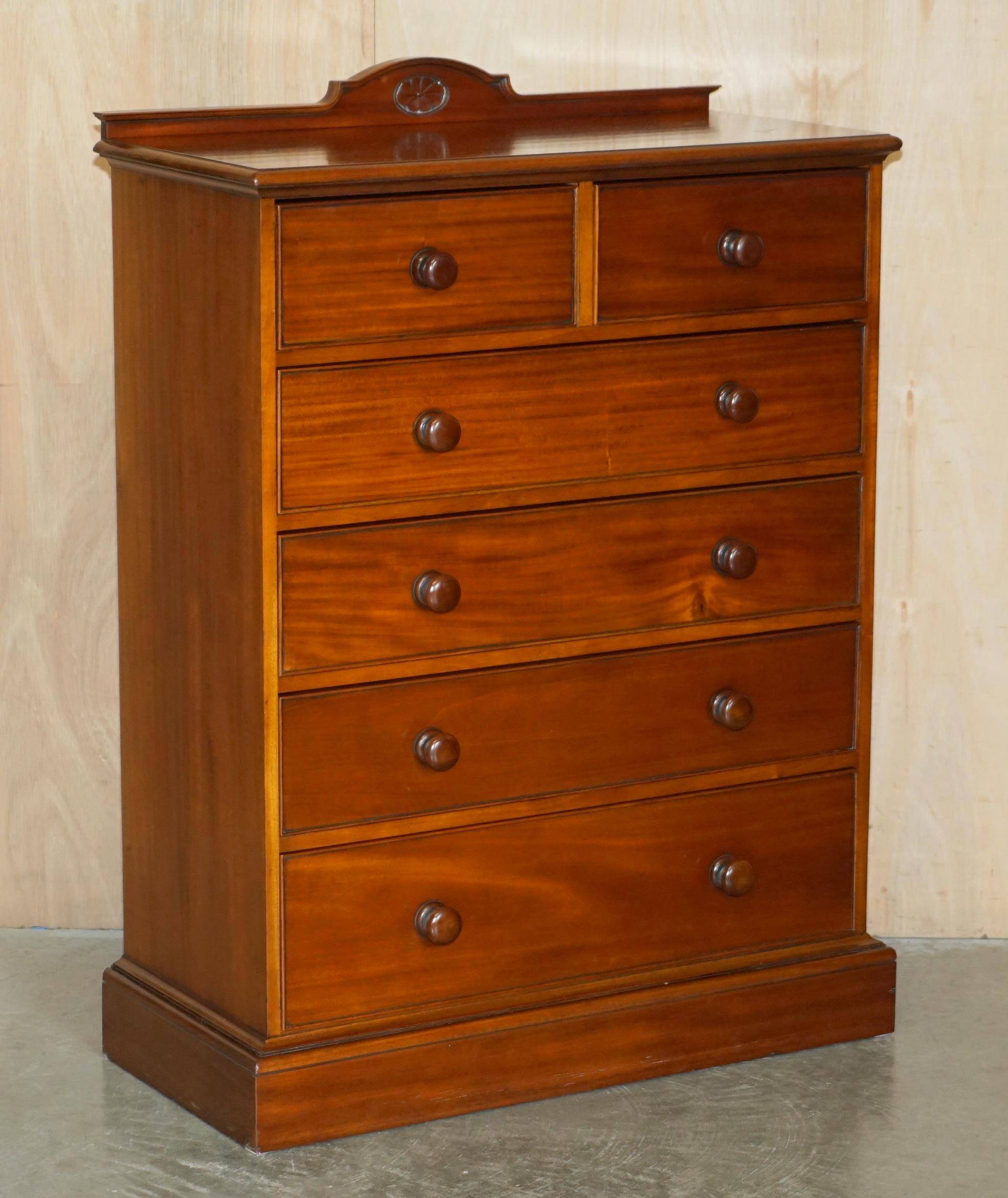 Paire de commodes vintage en acajou flammé