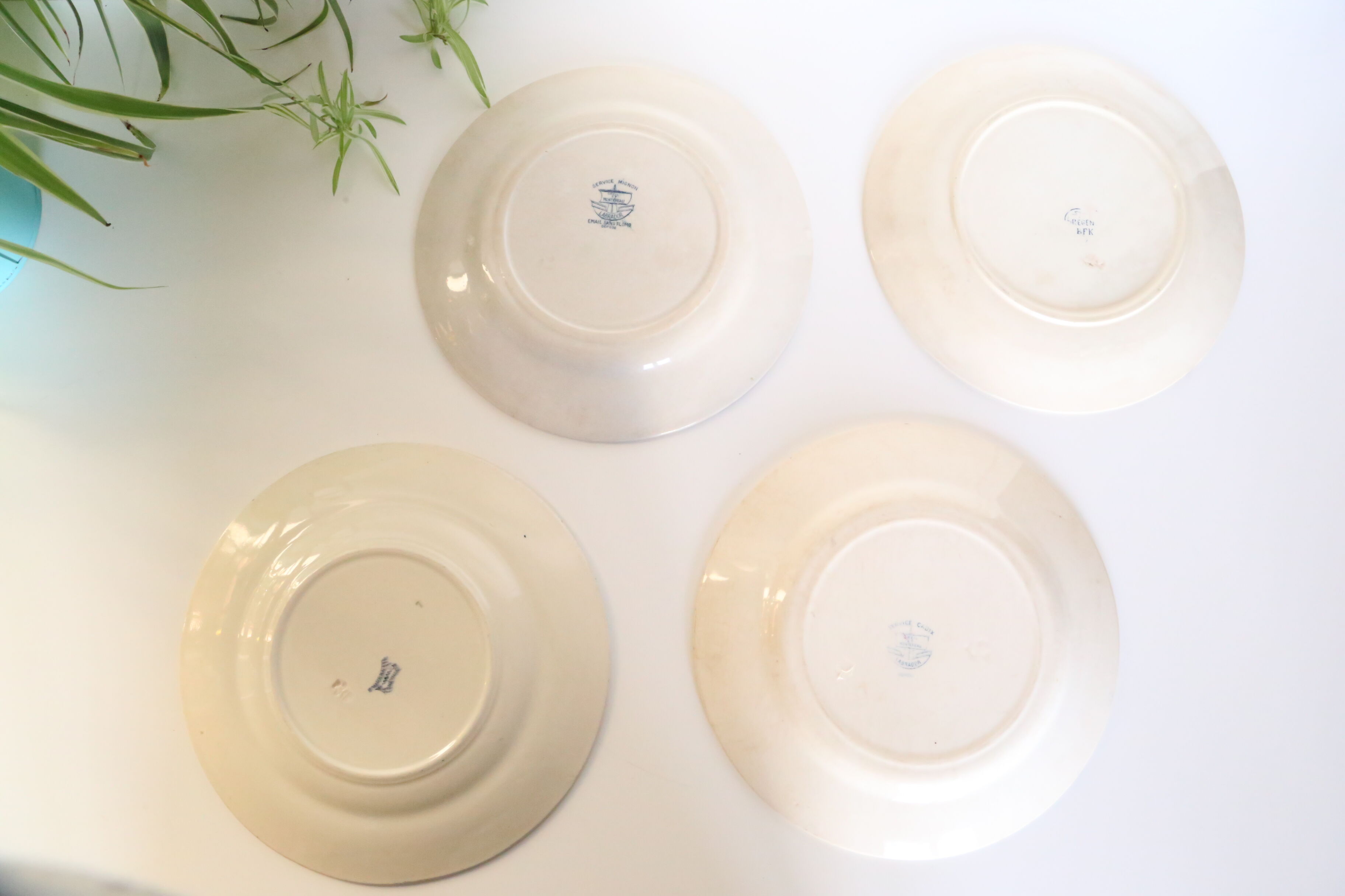 4 assiettes plates mélangées Terre de Fer, Luneville, Creil et Montereau, BFK