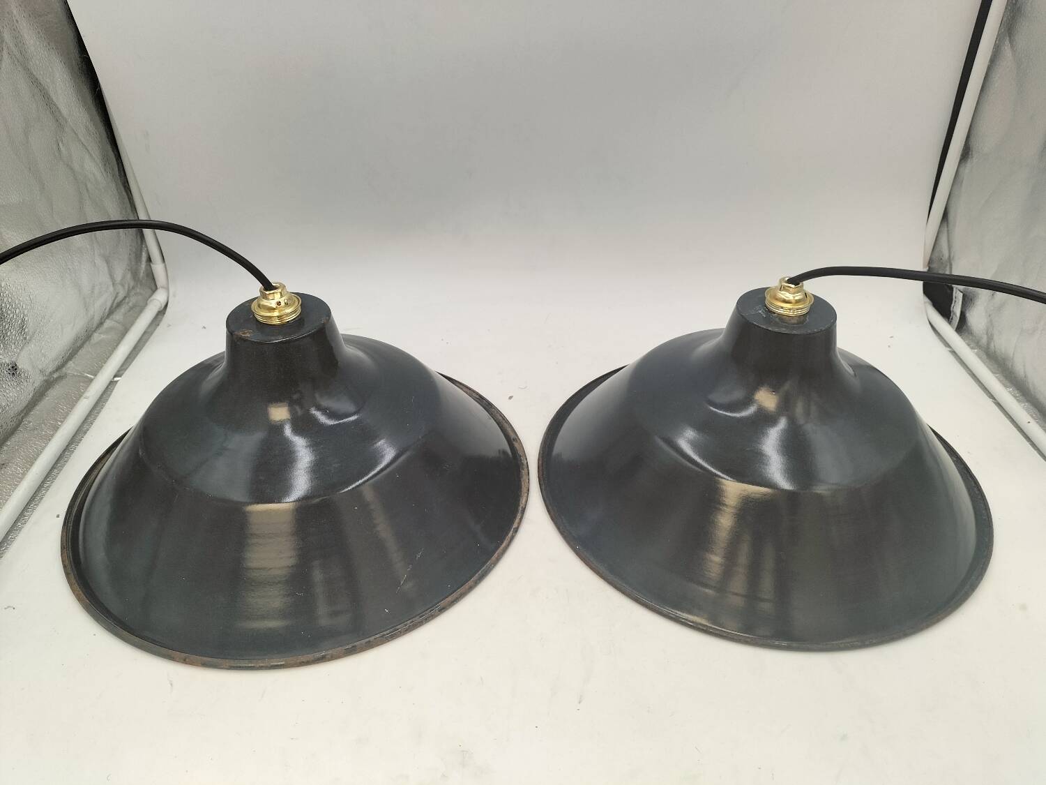 Pair of enamelled sheet metal suspensions