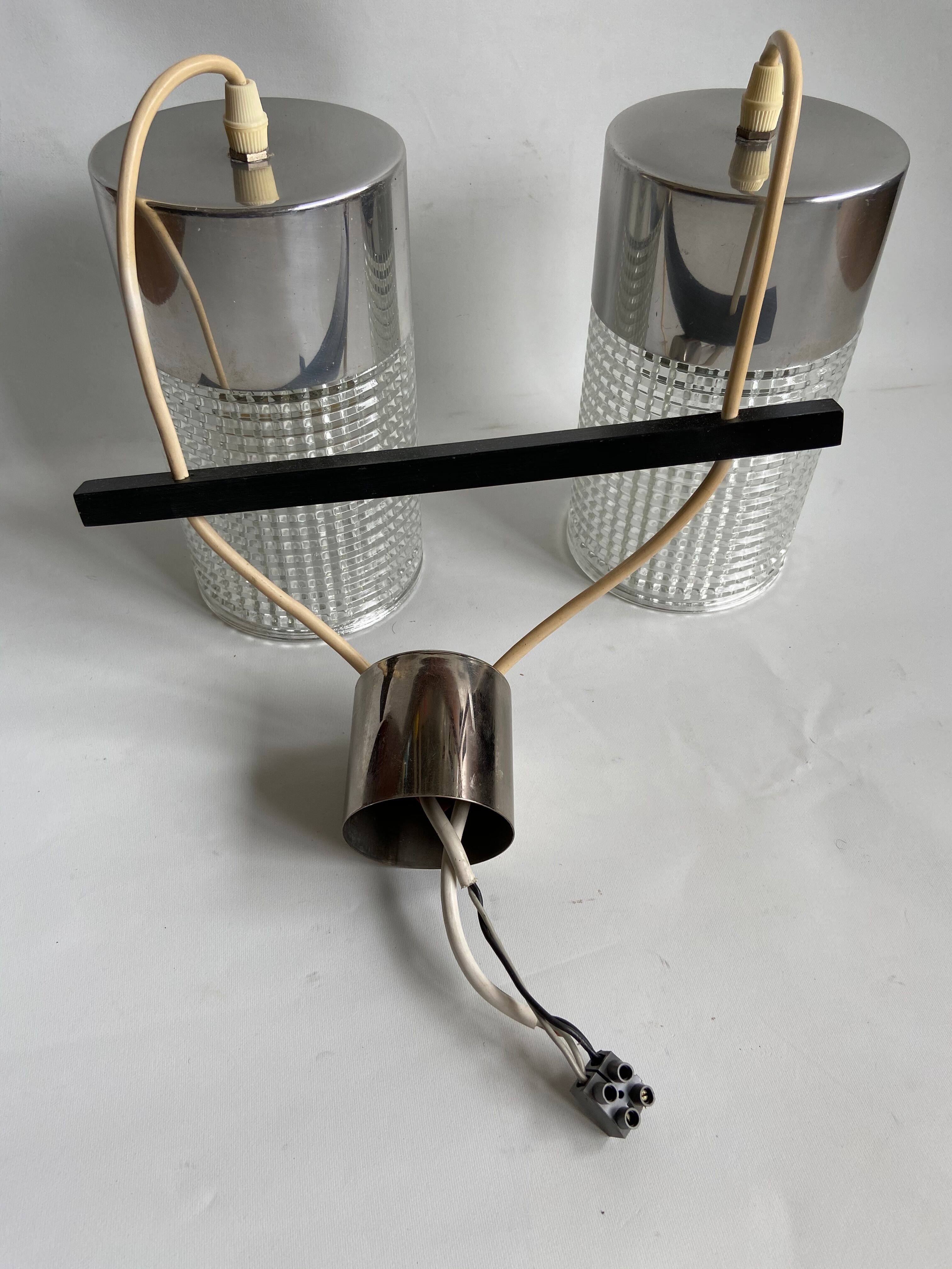 Hanging in chiseled glass and chrome metal