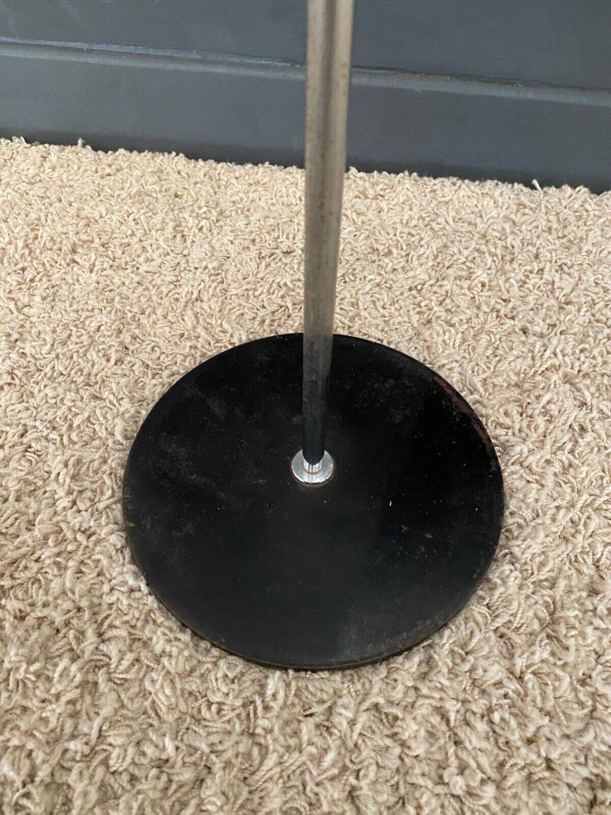 Lampadaire réglable en métal chromé sur pied noir 1970