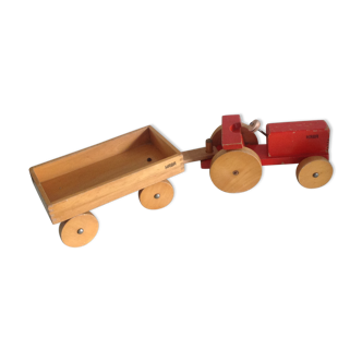 Ancien tracteur rouge en bois avec sa remorque Haba