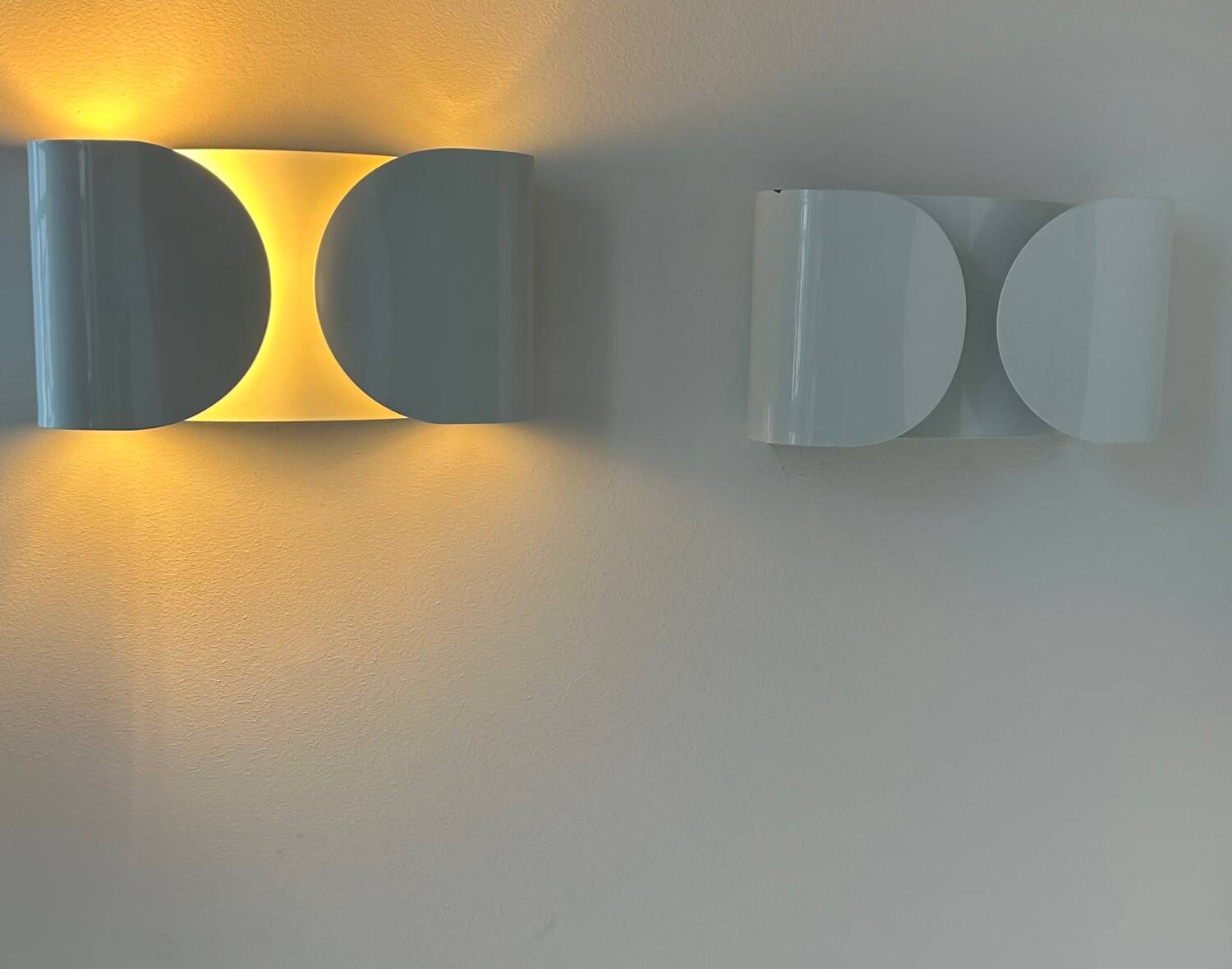 Pair of vintage Foglio wall lamps, white, Tobia Scarpa for Flos Italy
