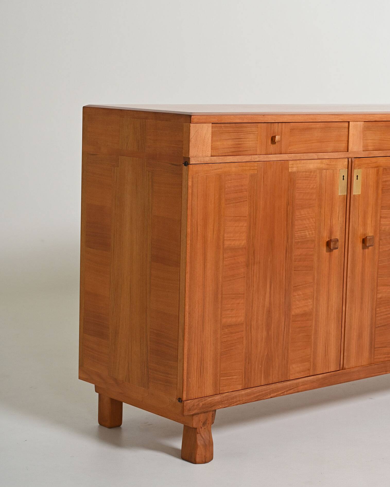 Buffet "Ambassadör" par Carl Malmsten pour Åfors Möbelfabrik, années 1950.