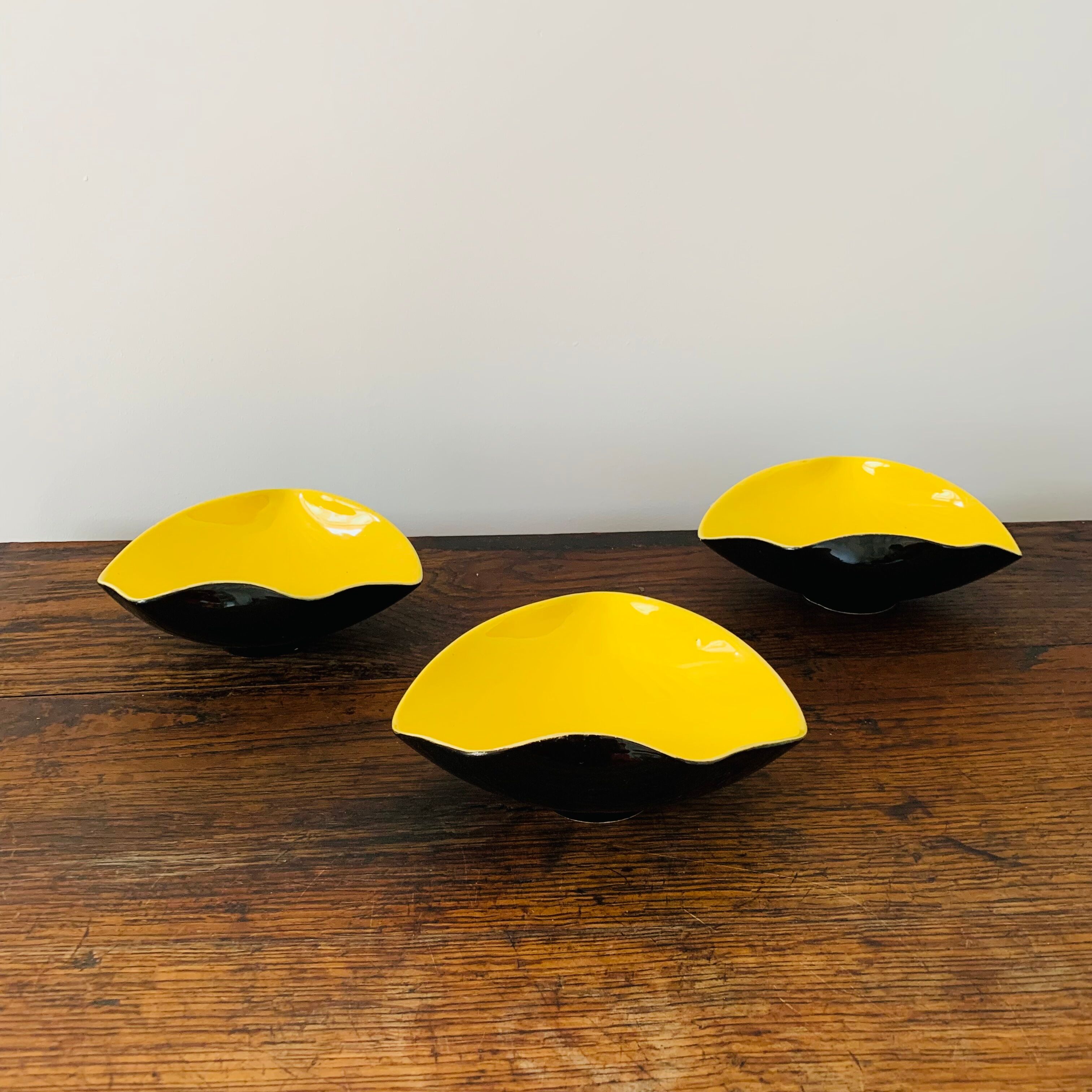 Set of 3 vintage bowls, yellow and black