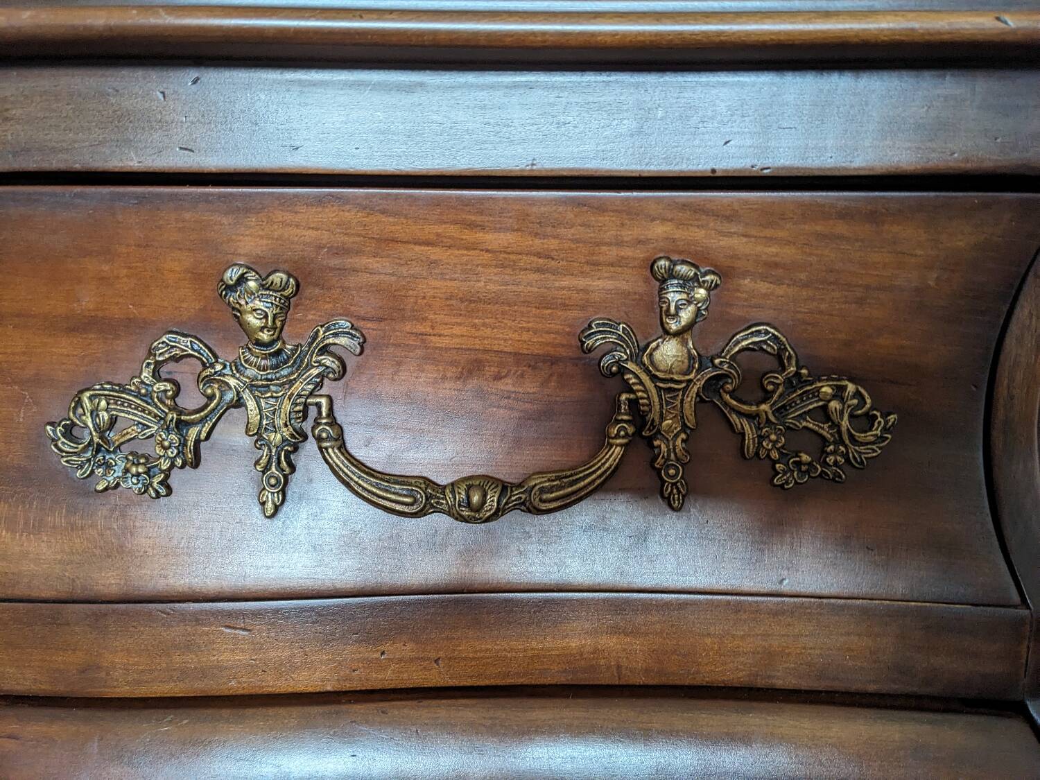 Curved chest of drawers