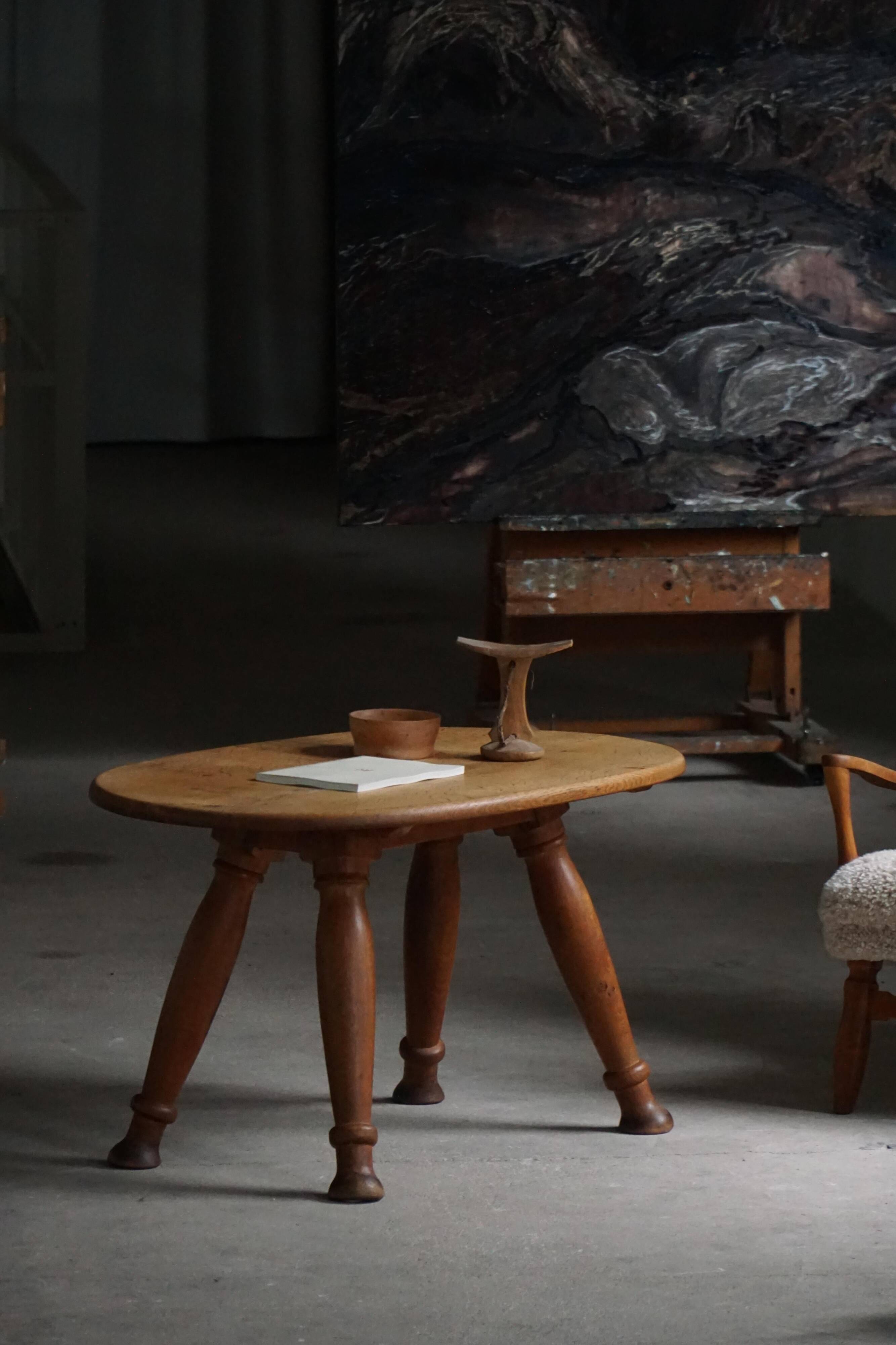 Mid-20th century Danish coffee table / side table in oak, Otto Færge, 1940s.
