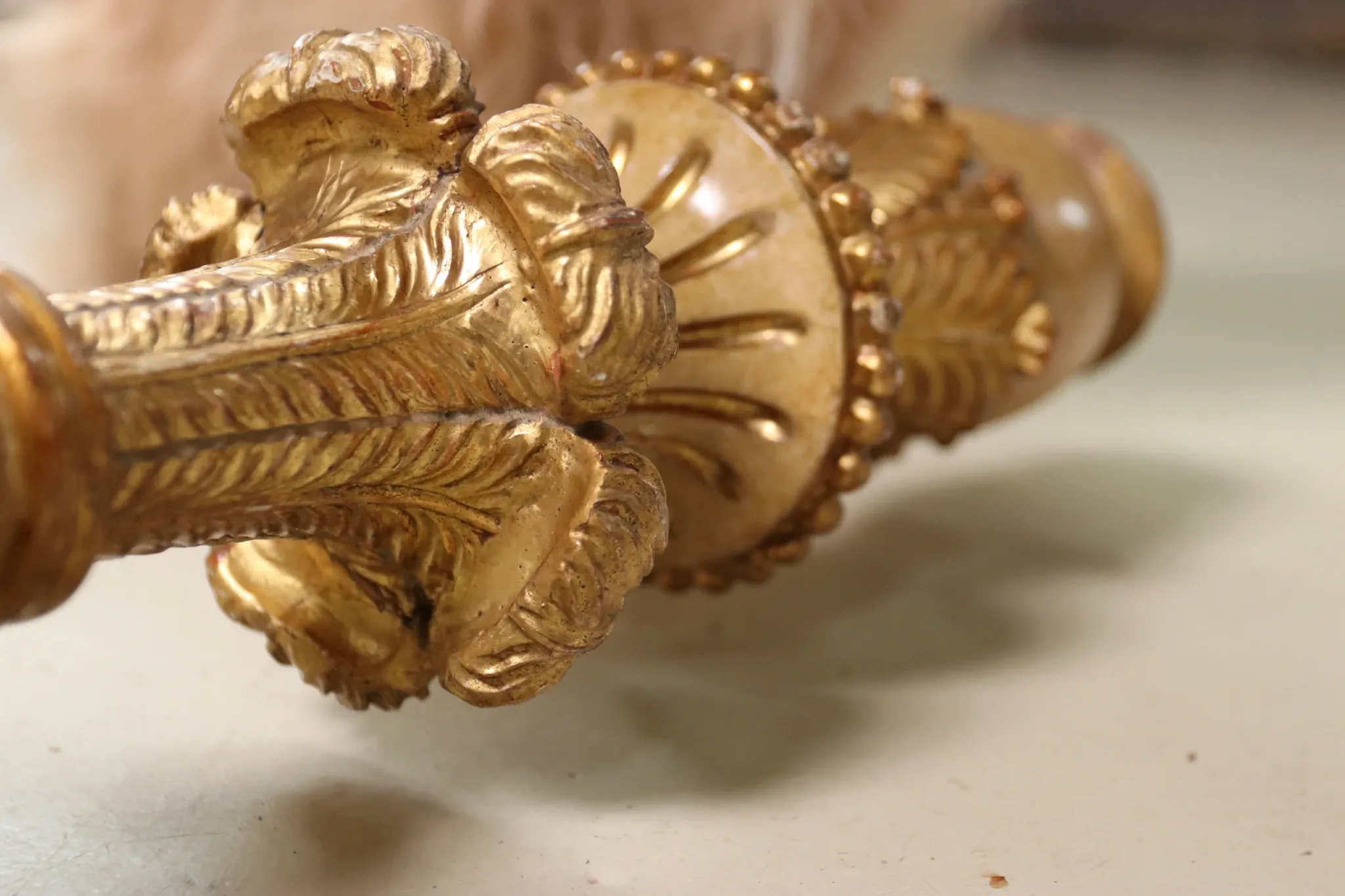 Giltwood candlestick on plinth – Italian neoclassical style, mid-20th c.