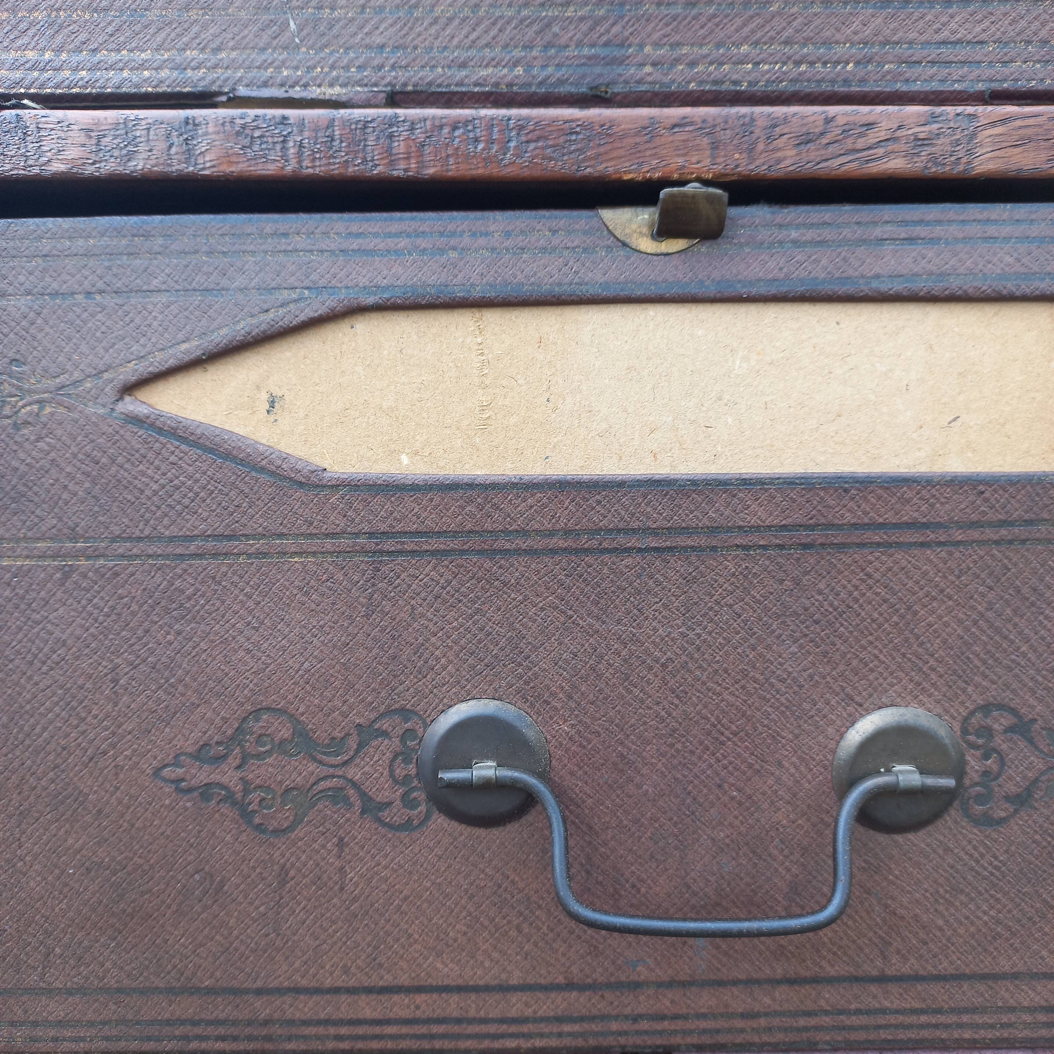 Herbalist cardboard maker